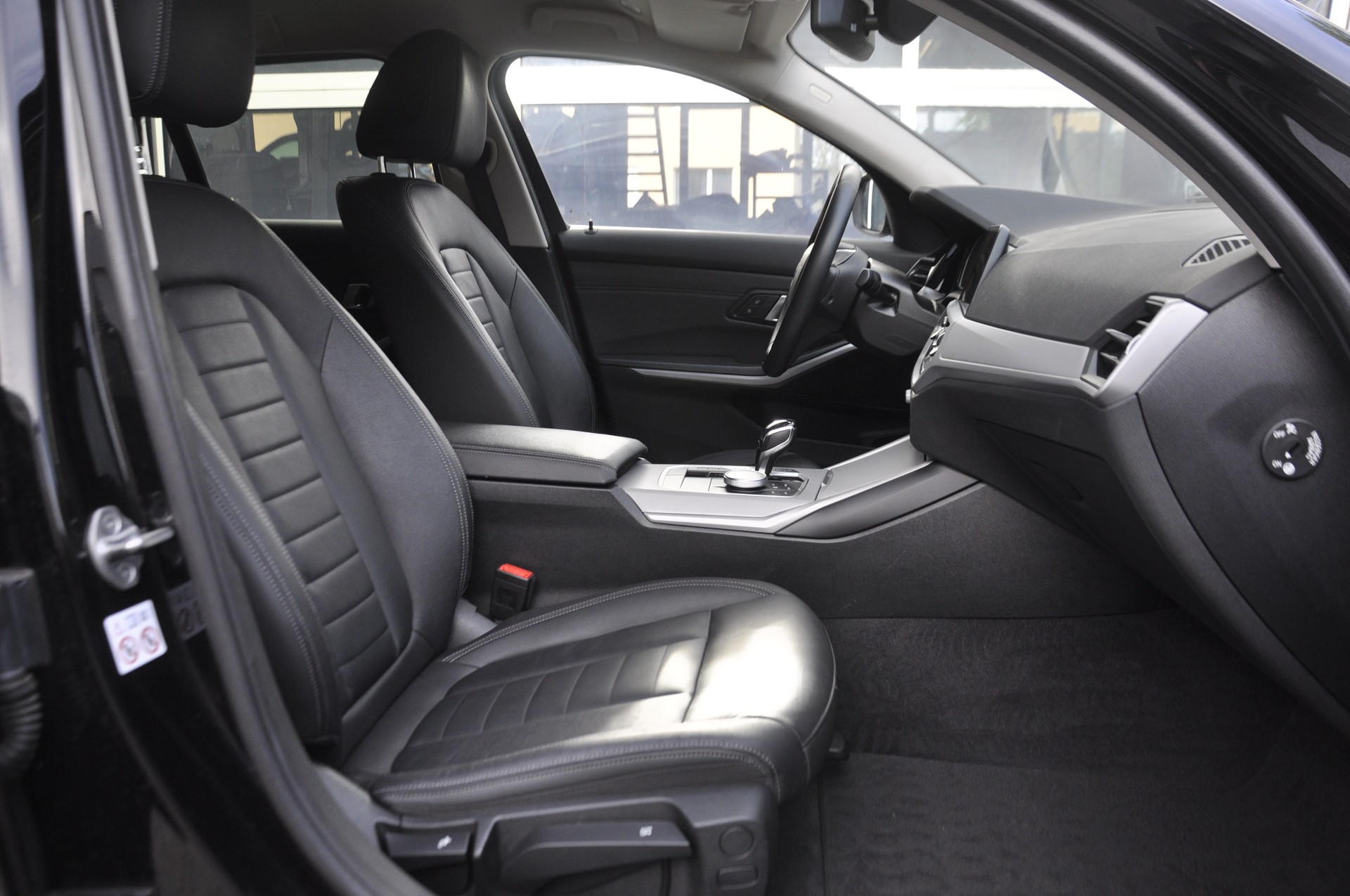 BMW 330e x DriveTouring Steptronic-image-6