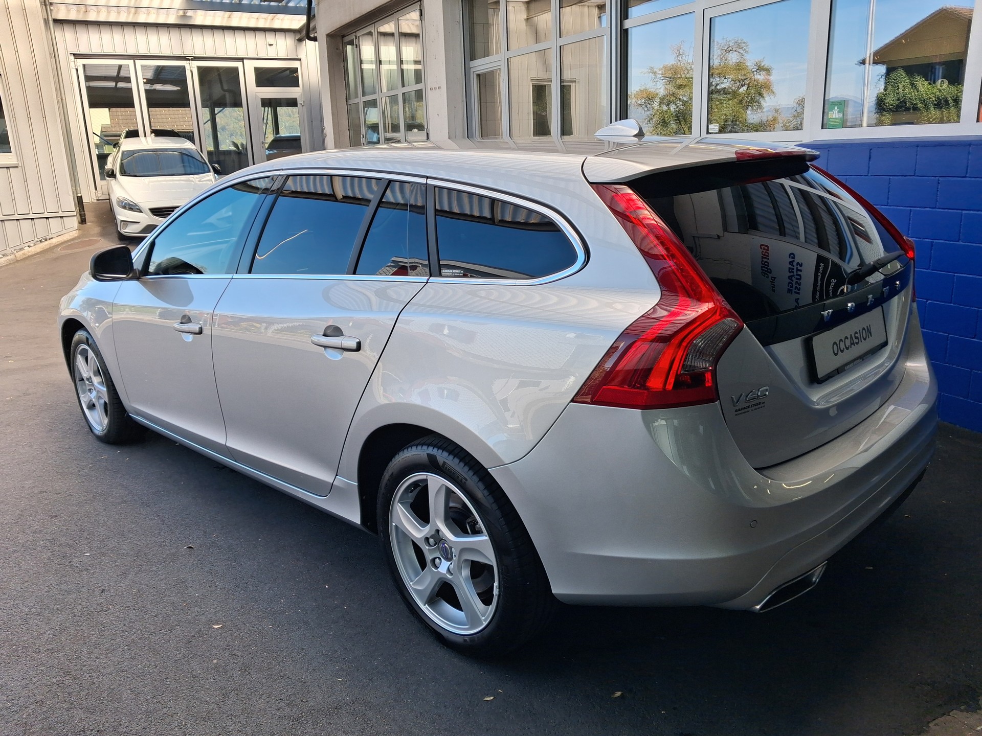 VOLVO V60 D4 AWD Momentum-image-2