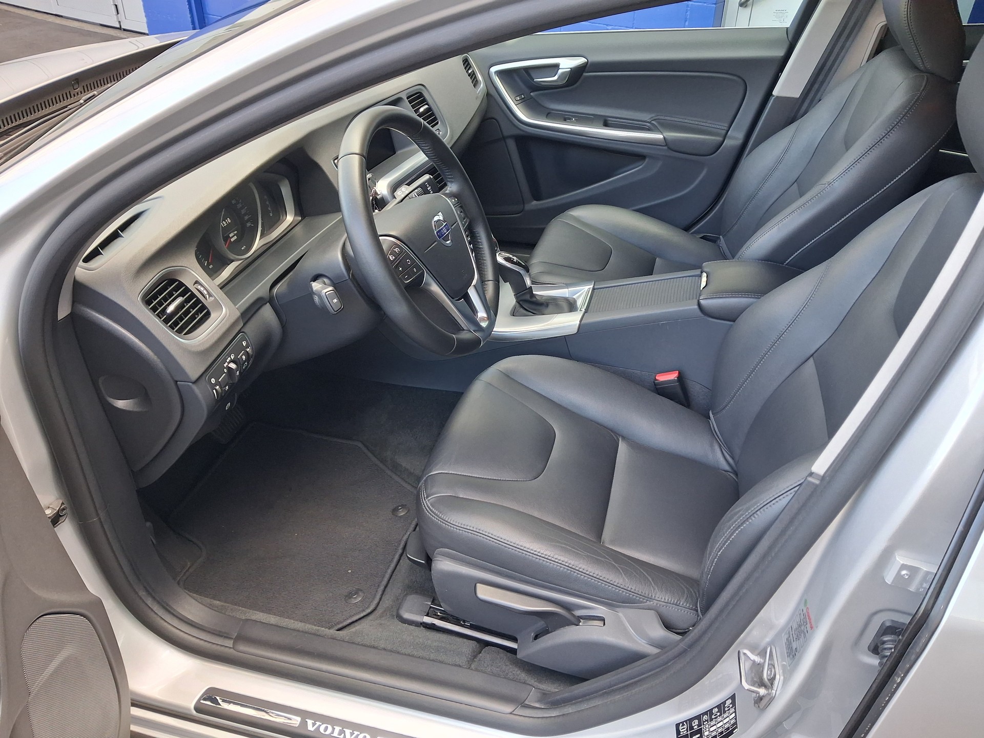 VOLVO V60 D4 AWD Momentum-image-6