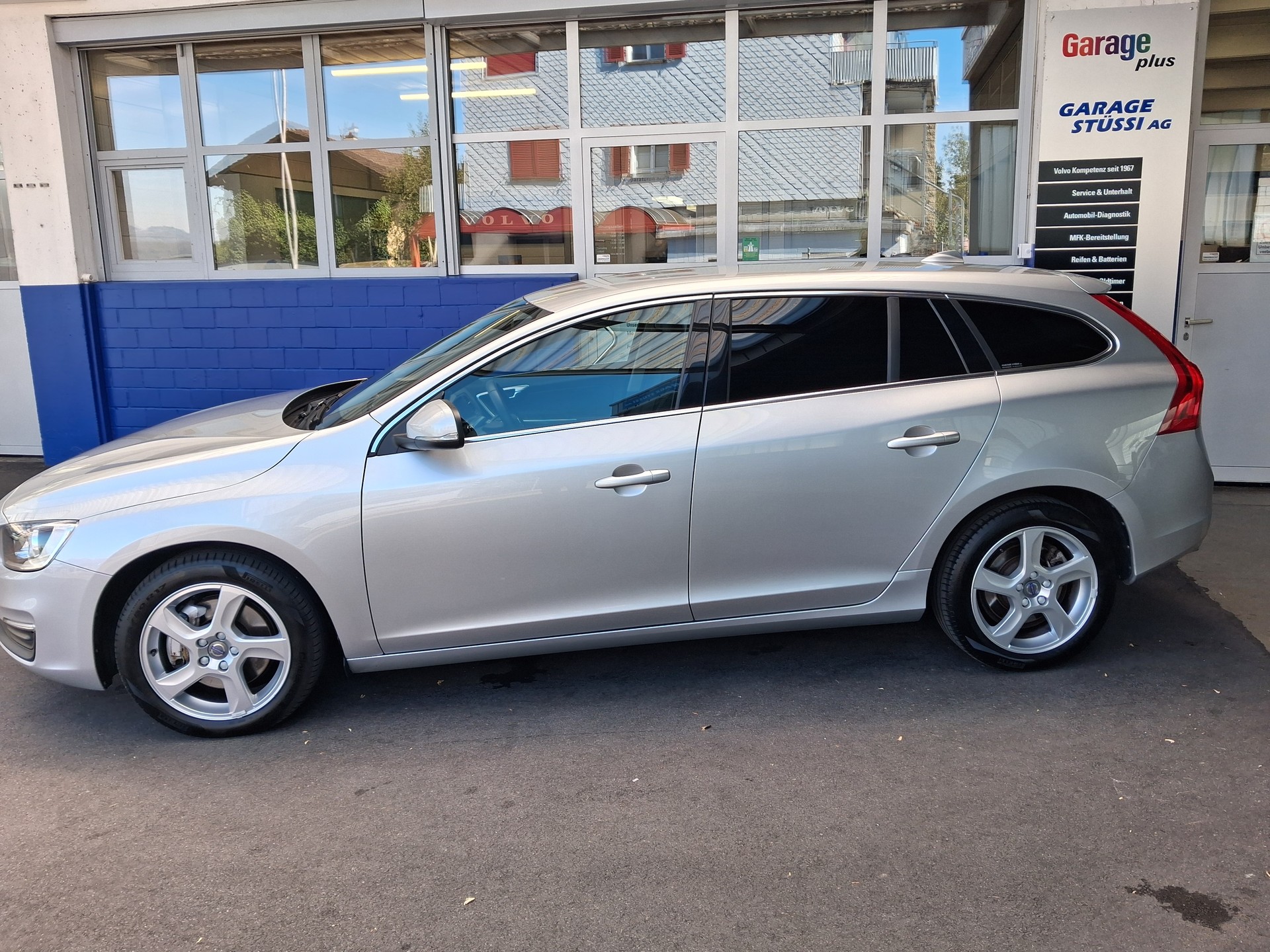 VOLVO V60 D4 AWD Momentum-image-1