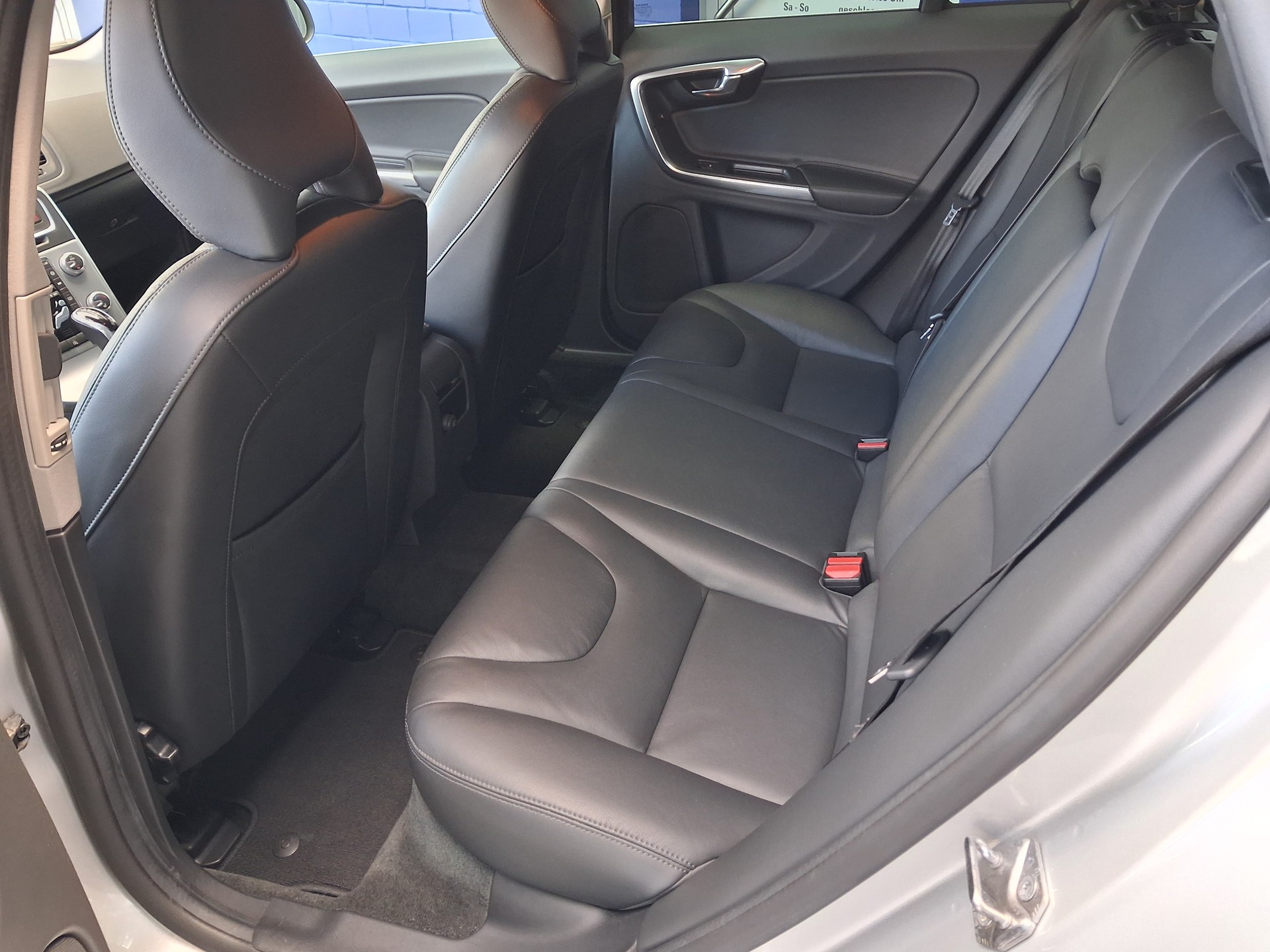 VOLVO V60 D4 AWD Momentum-image-7