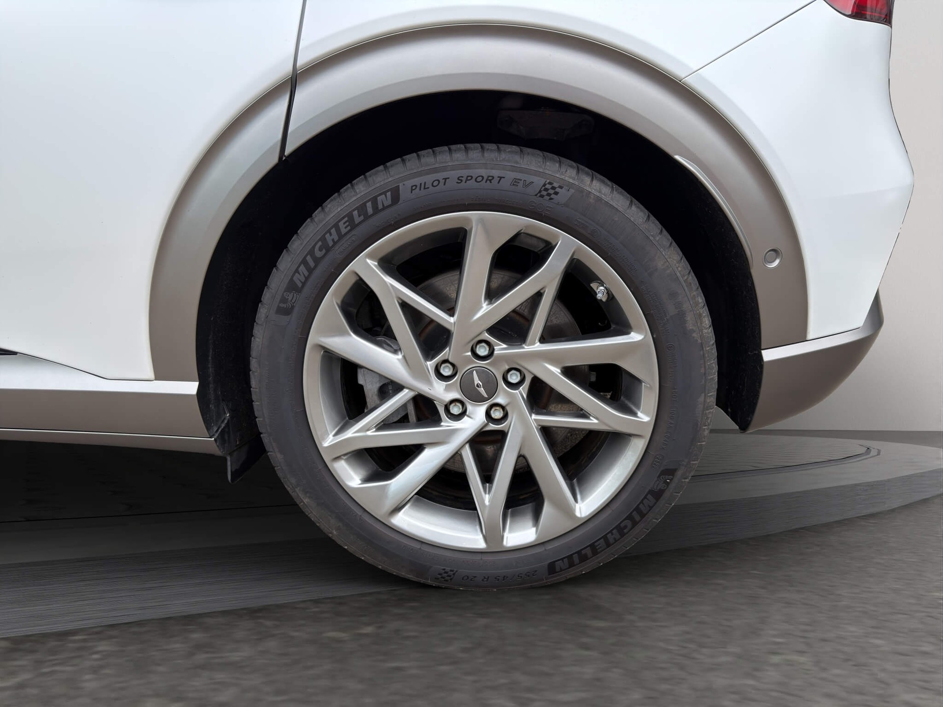 GENESIS GV60 Dual Motor Sport AWD-image-5
