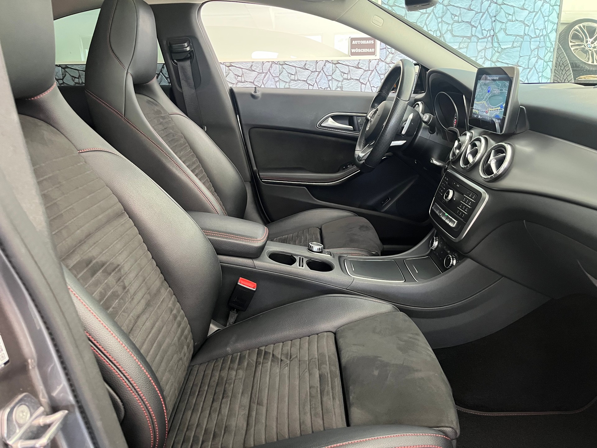 MERCEDES-BENZ CLA 200 AMG Line 7G-DCT-image-8