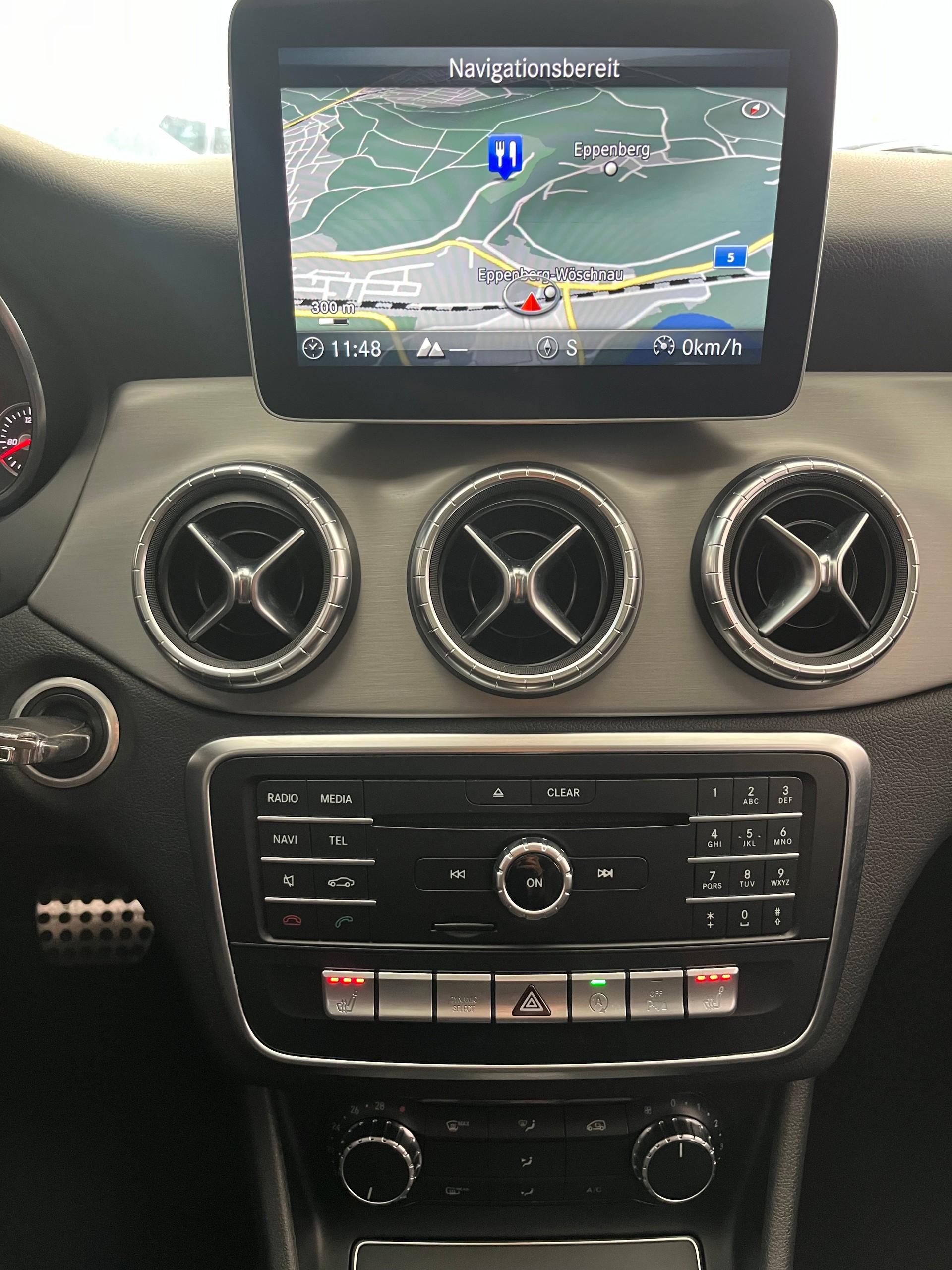 MERCEDES-BENZ CLA 200 AMG Line 7G-DCT-image-11