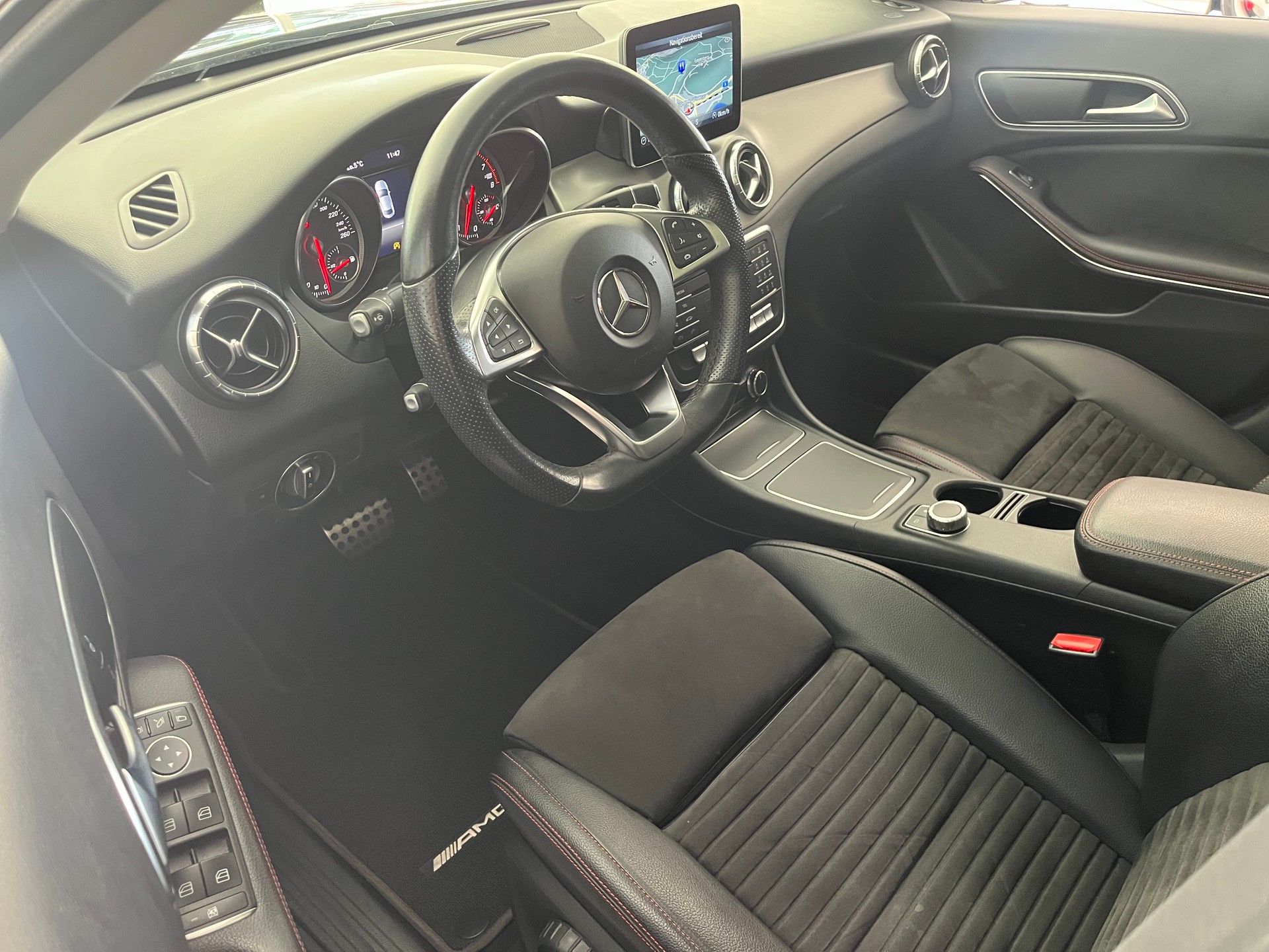 MERCEDES-BENZ CLA 200 AMG Line 7G-DCT-image-9