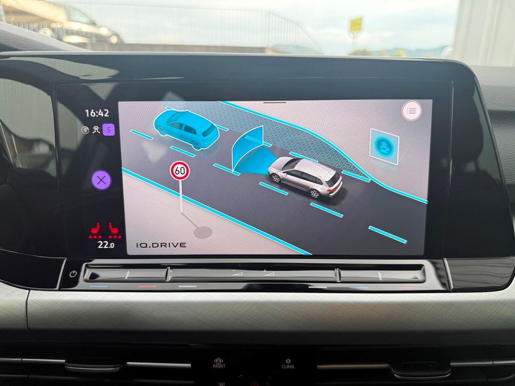 VW Golf Variant 2.0 TDI Life DSG 4Motion-image-10
