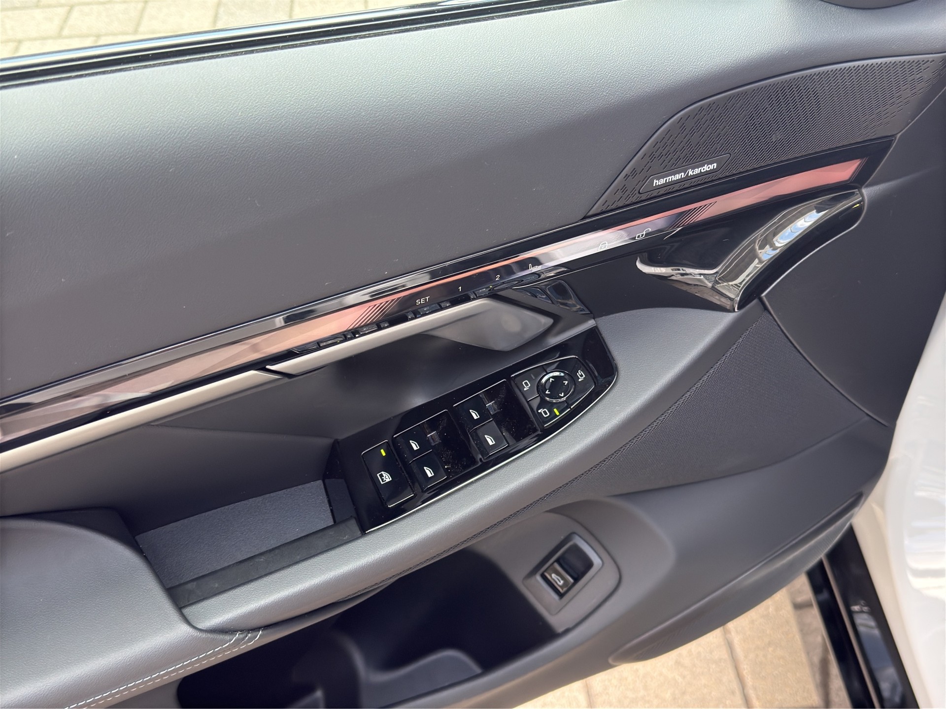 BMW 530e xDrive Touring M Sport Pro Steptronic-image-11