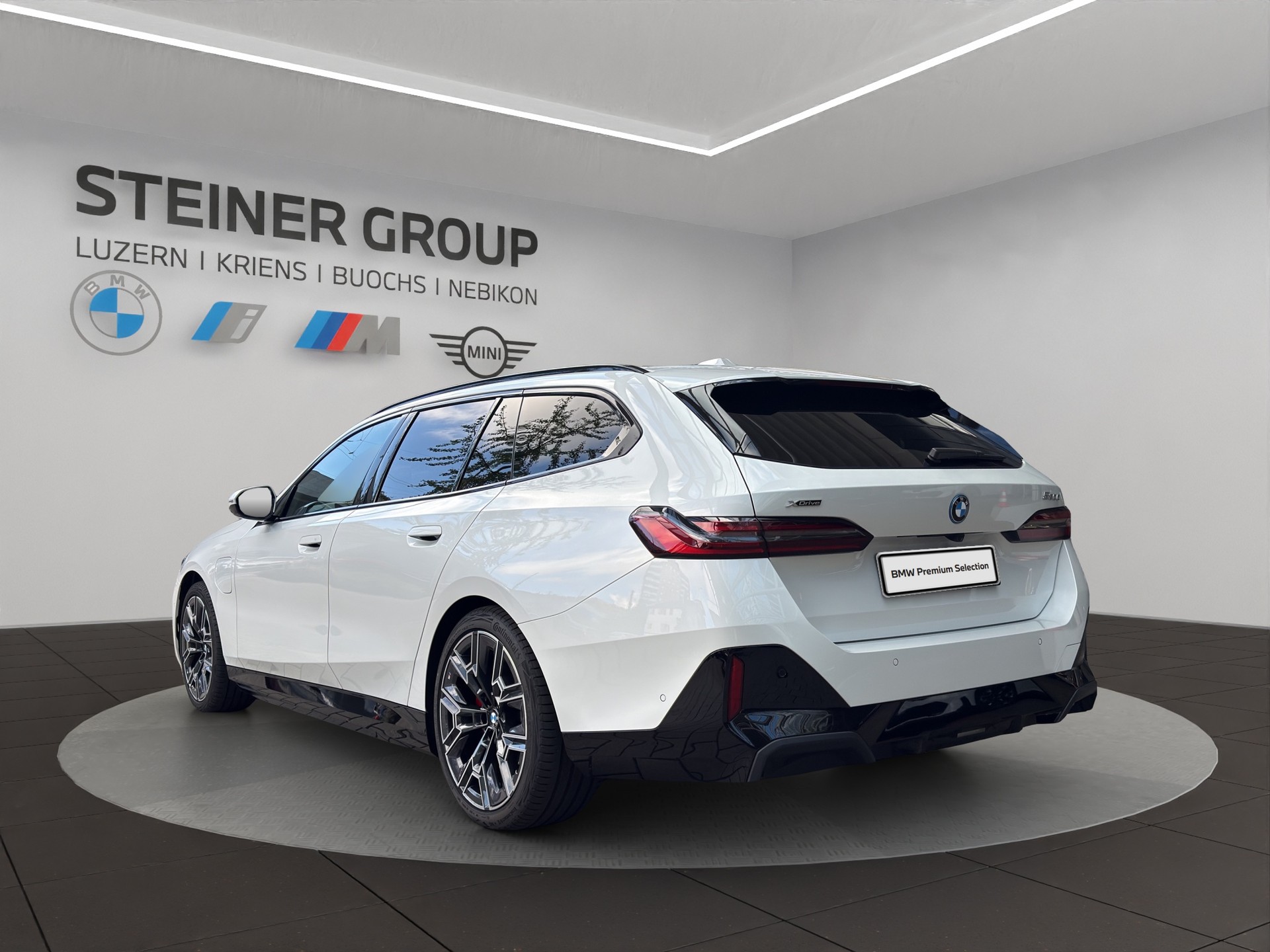 BMW 530e xDrive Touring M Sport Pro Steptronic-image-6