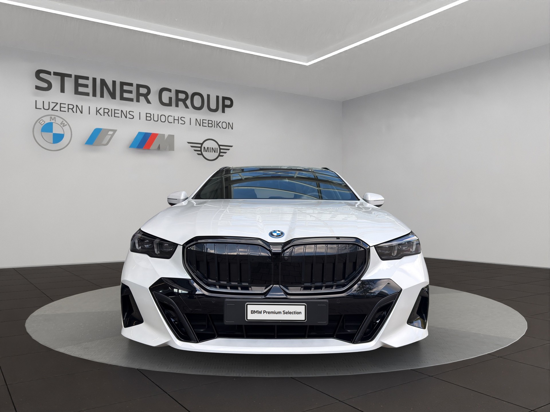BMW 530e xDrive Touring M Sport Pro Steptronic-image-1