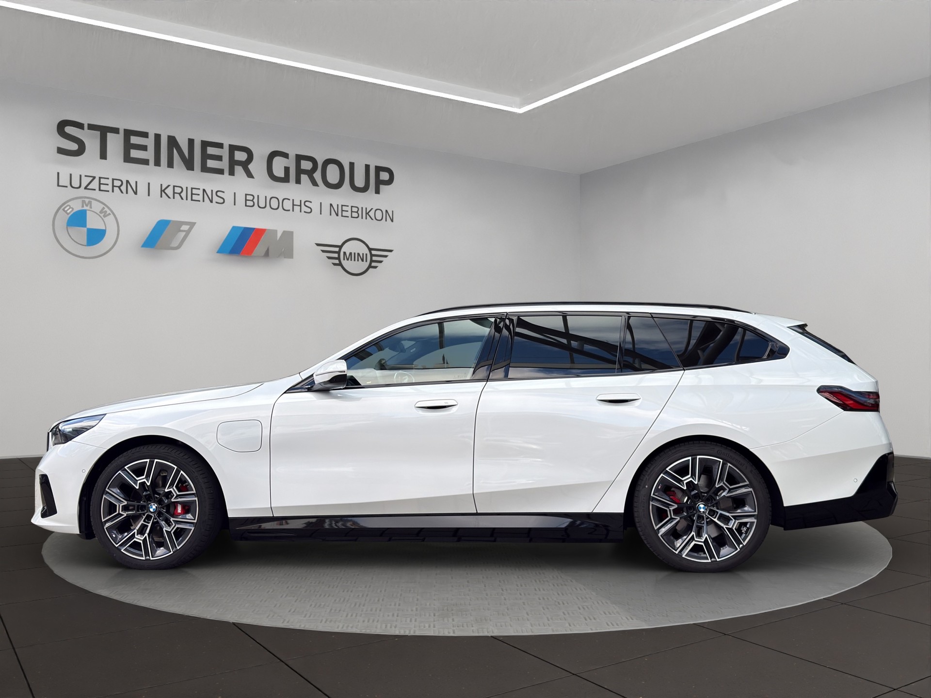 BMW 530e xDrive Touring M Sport Pro Steptronic-image-7