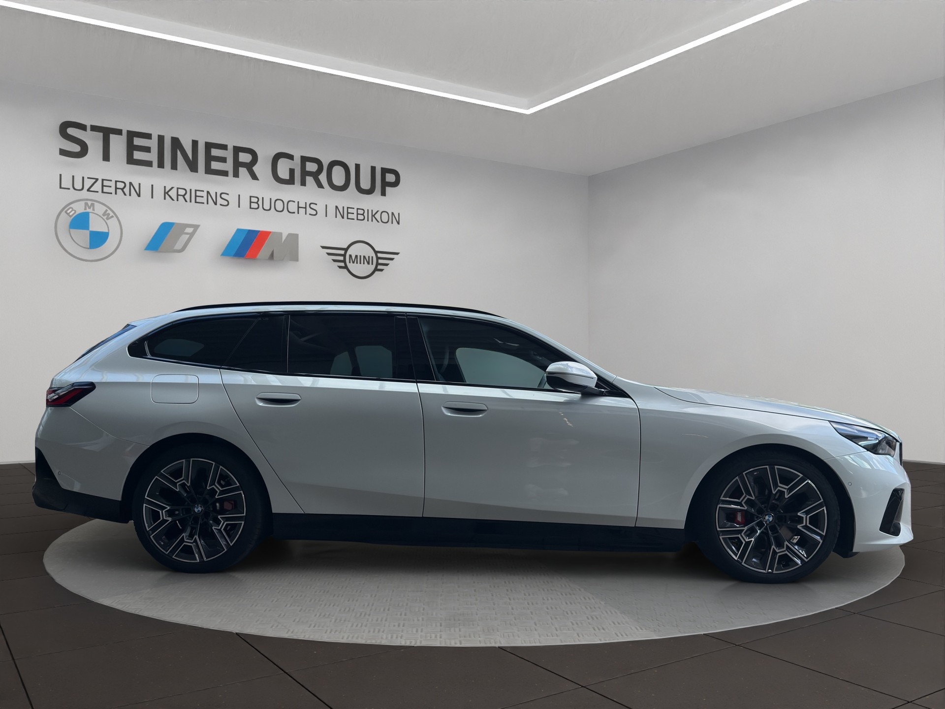 BMW 530e xDrive Touring M Sport Pro Steptronic-image-3