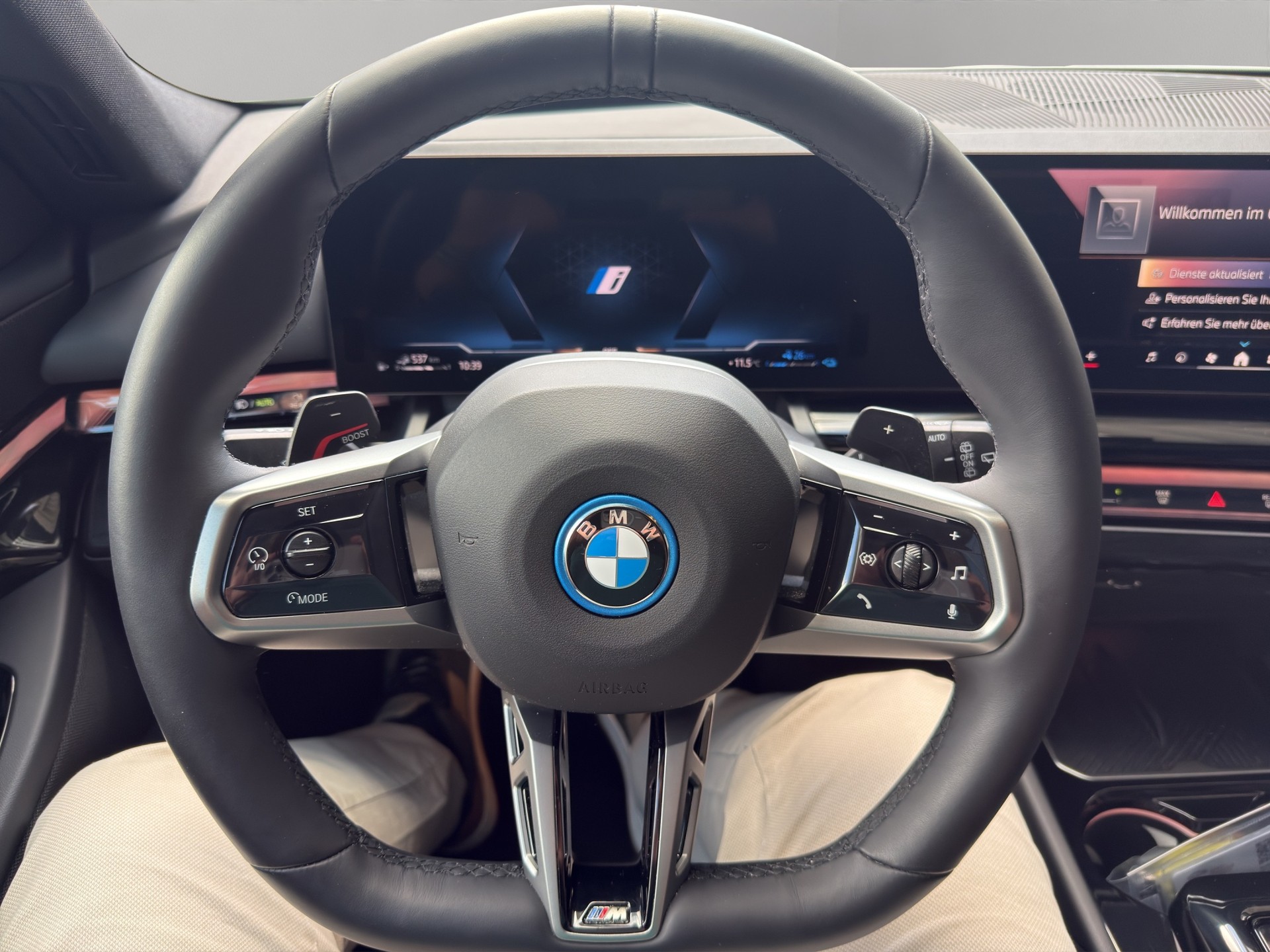 BMW 530e xDrive Touring M Sport Pro Steptronic-image-13