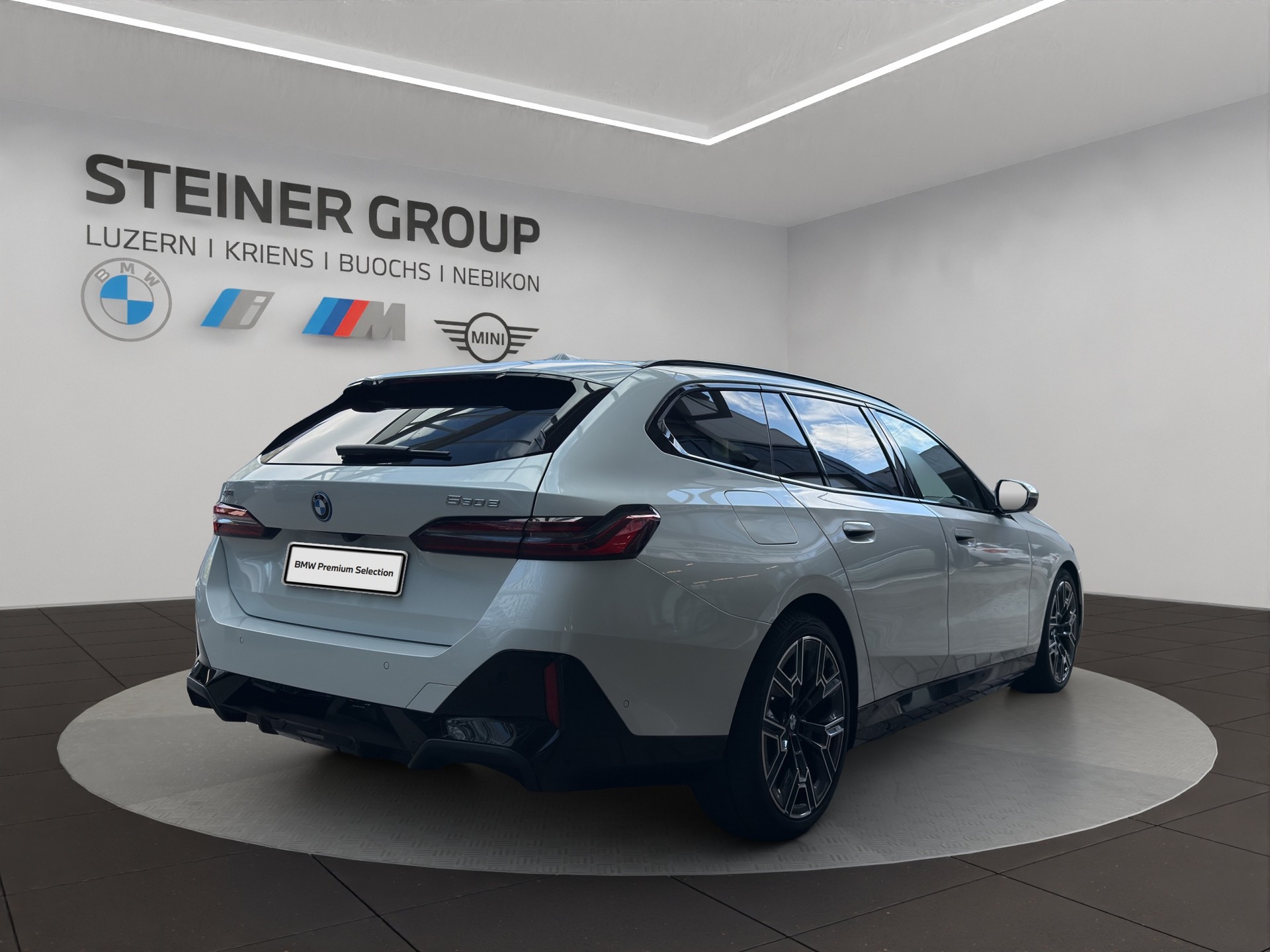 BMW 530e xDrive Touring M Sport Pro Steptronic-image-4