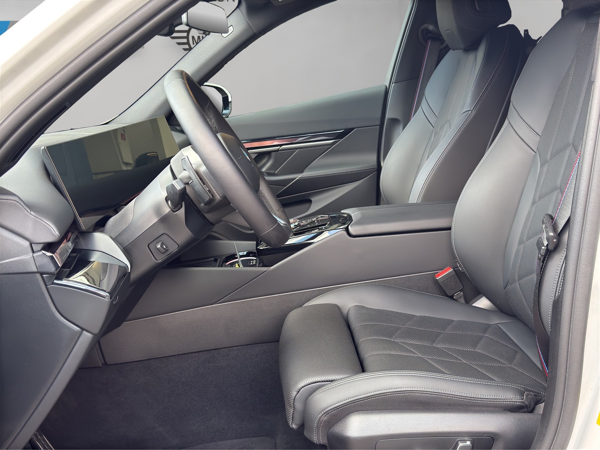 BMW 530e xDrive Touring M Sport Pro Steptronic-image-10