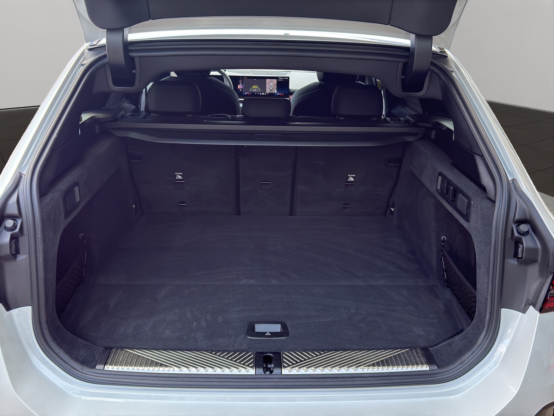 BMW 530e xDrive Touring M Sport Pro Steptronic-image-19