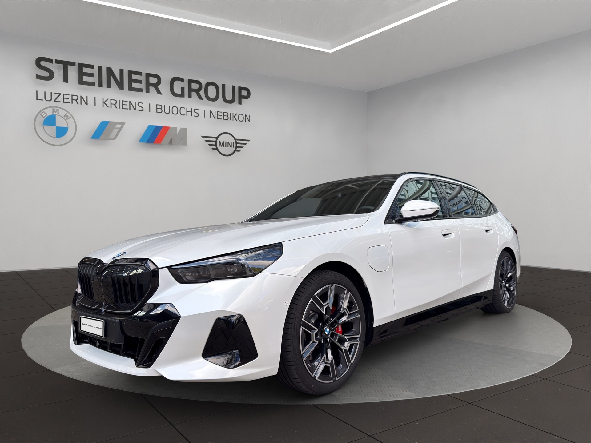BMW 530e xDrive Touring M Sport Pro Steptronic-image-0