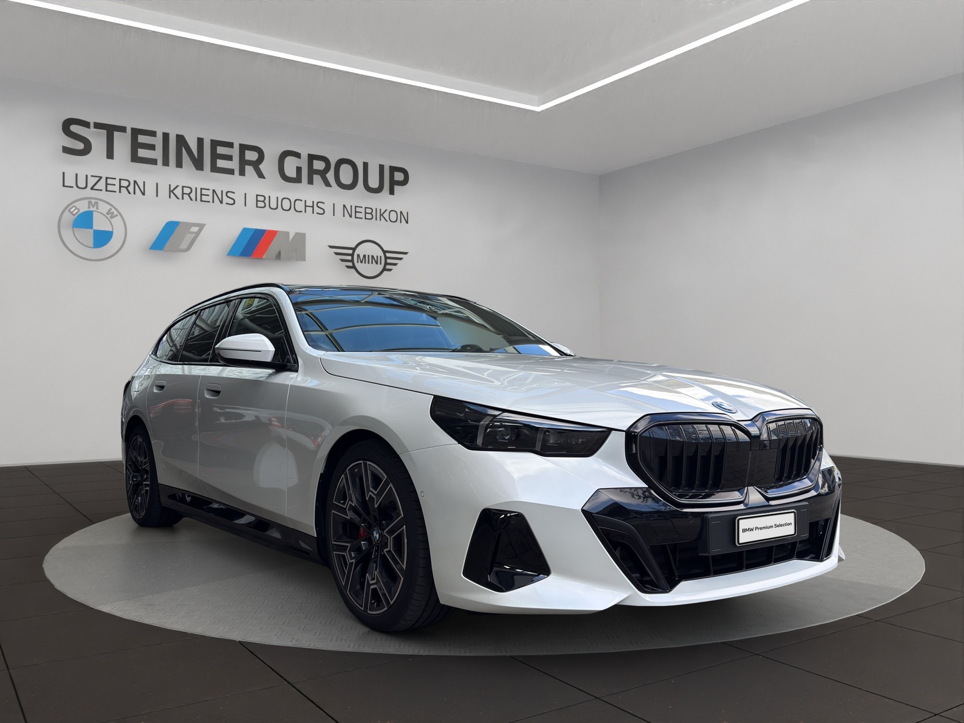 BMW 530e xDrive Touring M Sport Pro Steptronic-image-2