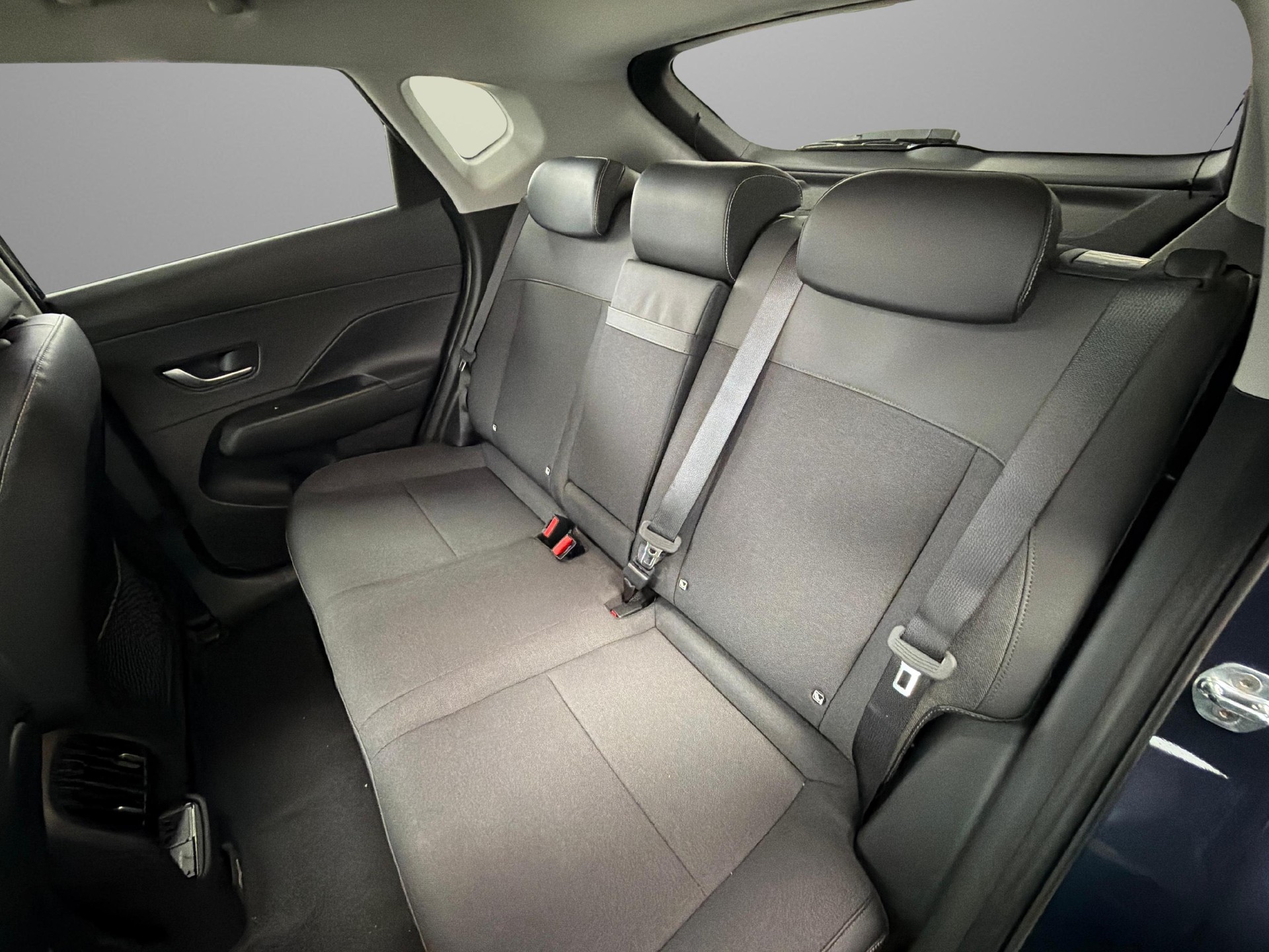 HYUNDAI Kona 65 kWh Electric Amplia + roues d’hiver gratuit-image-10