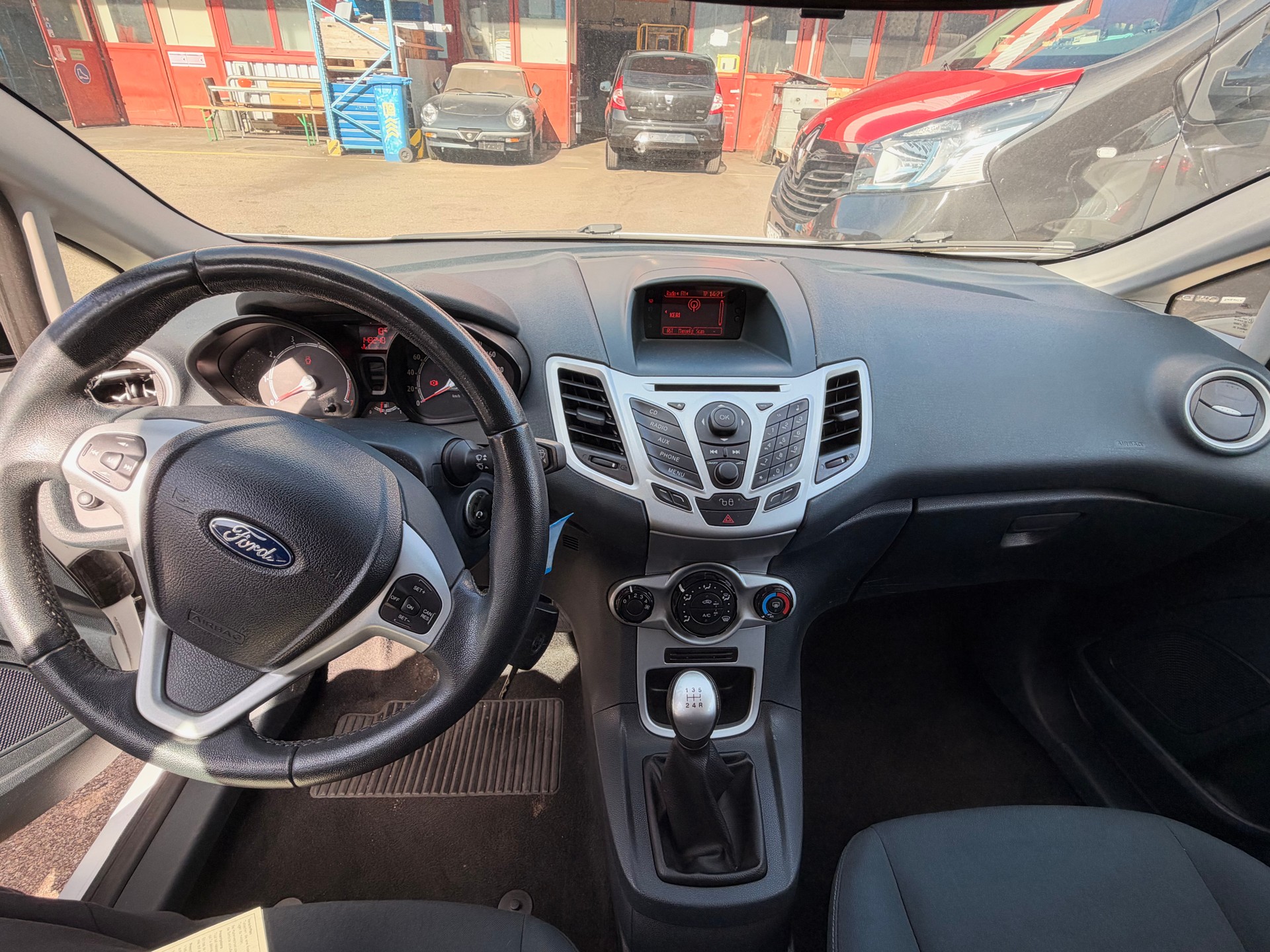 FORD Fiesta 1.4 16V Titanium-image-4