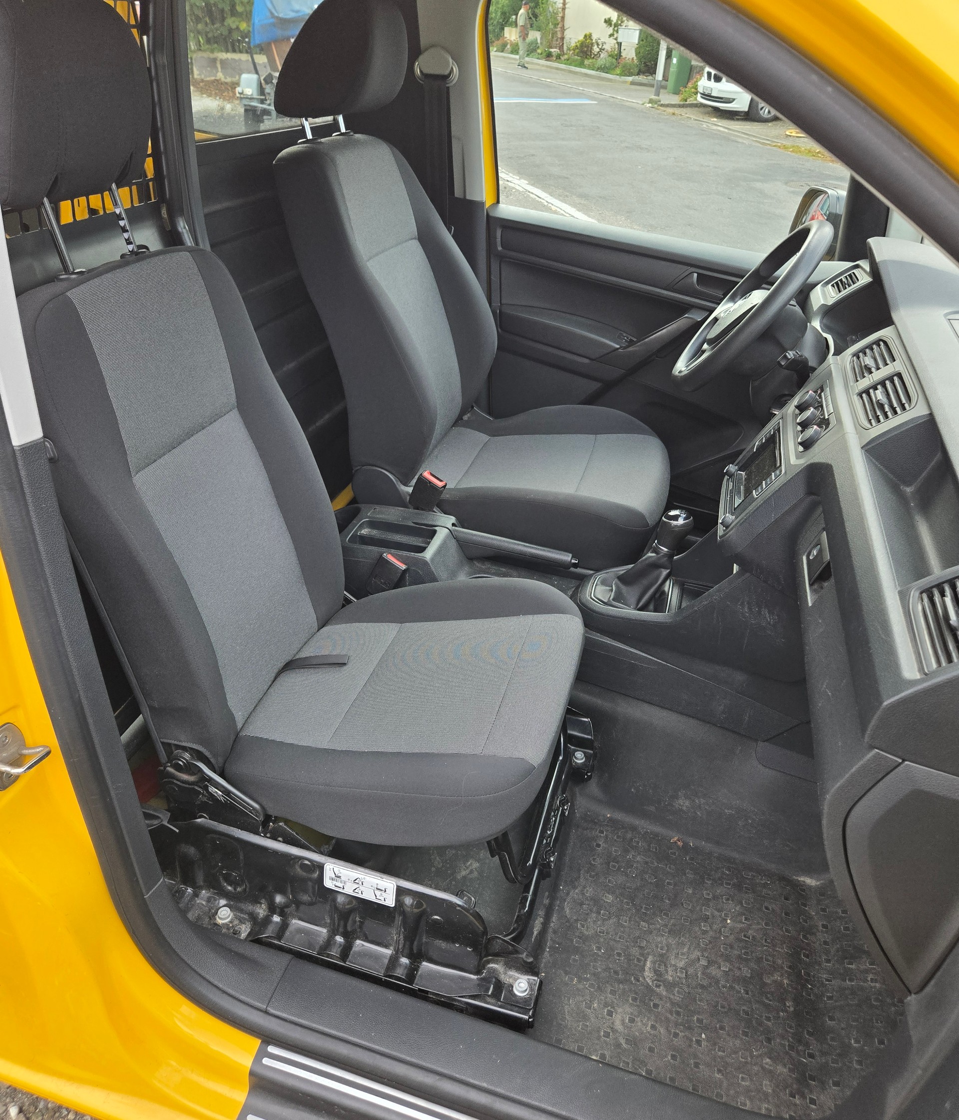 VW Caddy Maxi 2.0TDI 4Motion BlueMotion Technology-image-12