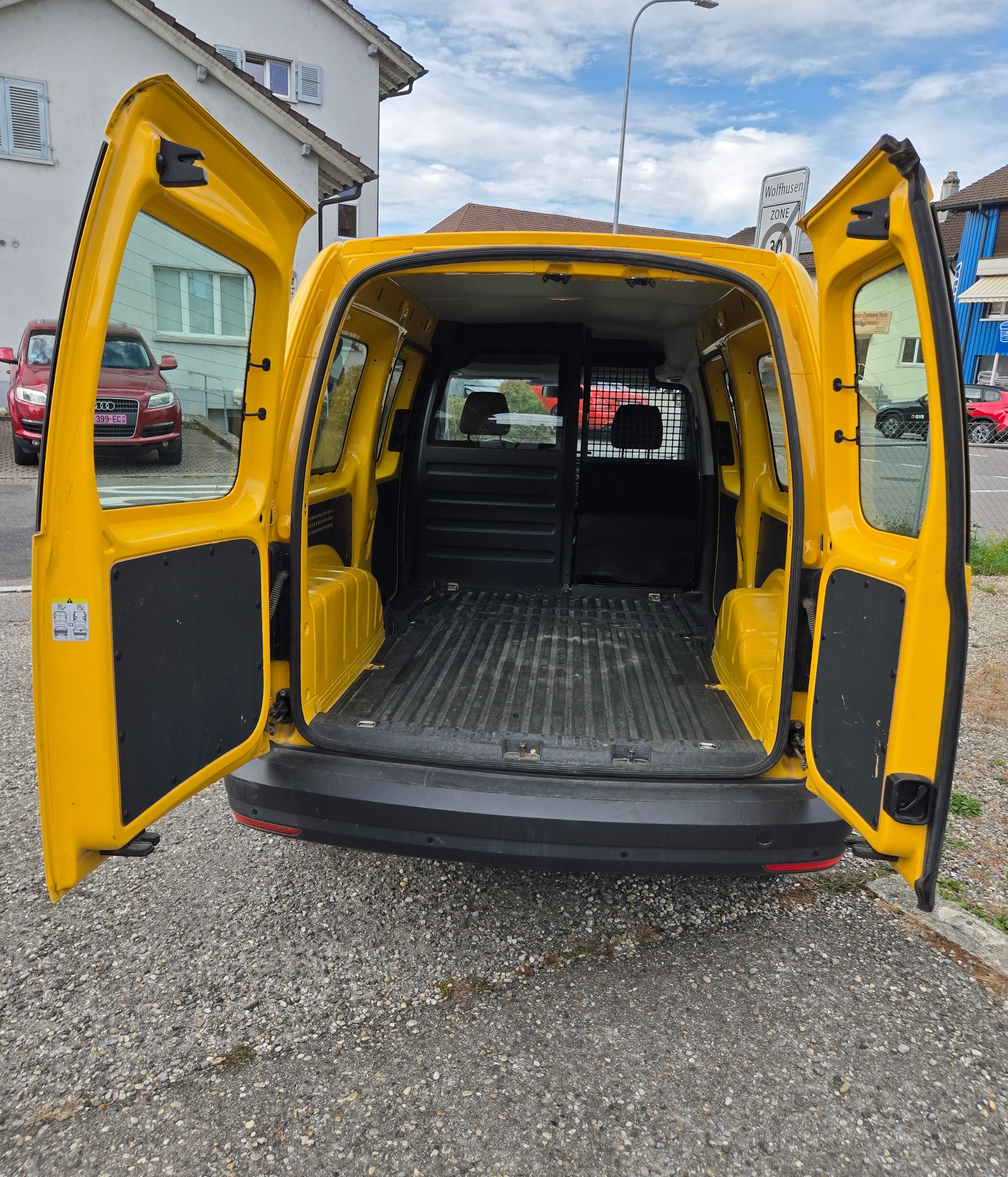 VW Caddy Maxi 2.0TDI 4Motion BlueMotion Technology-image-13