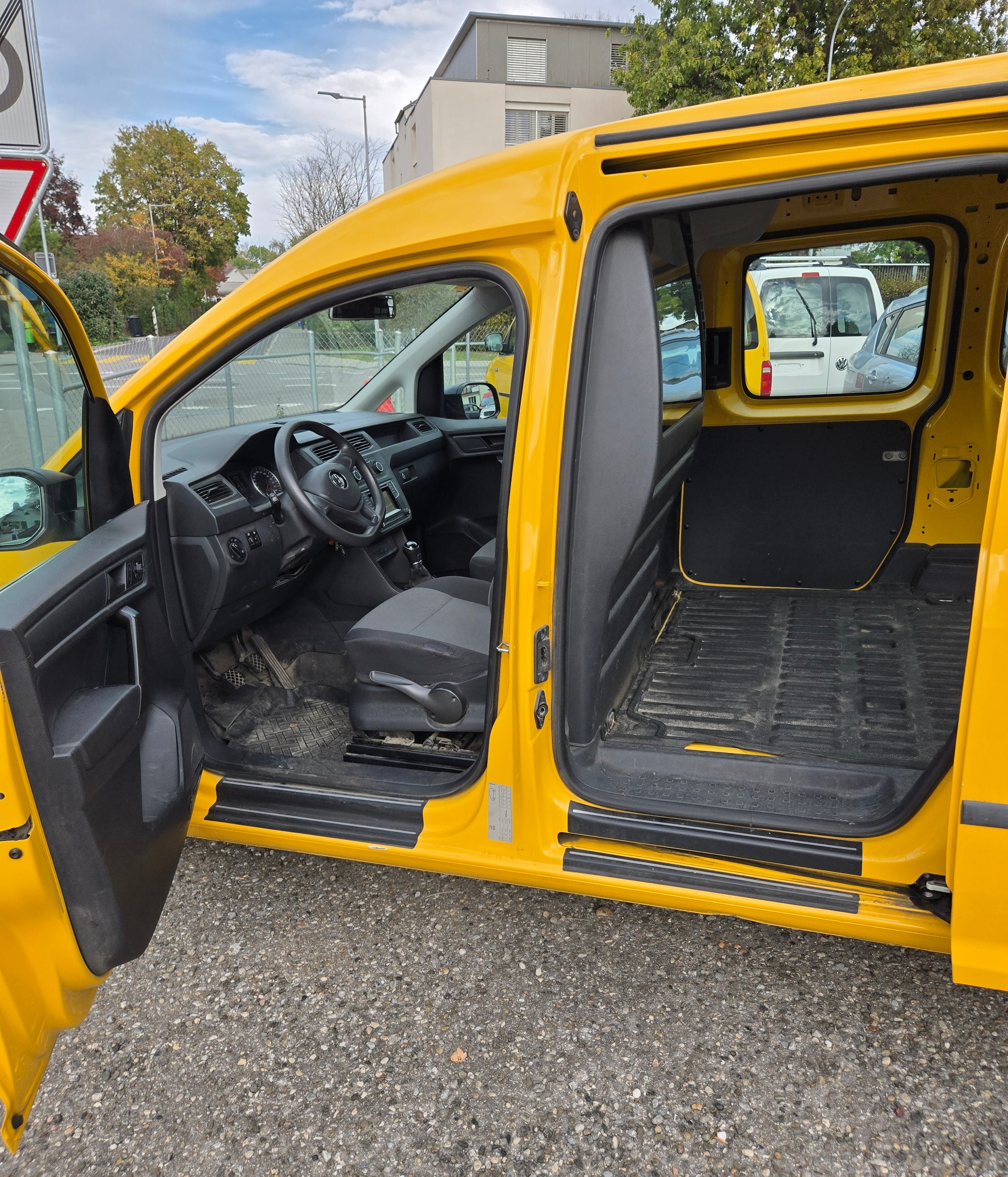 VW Caddy Maxi 2.0TDI 4Motion BlueMotion Technology-image-8