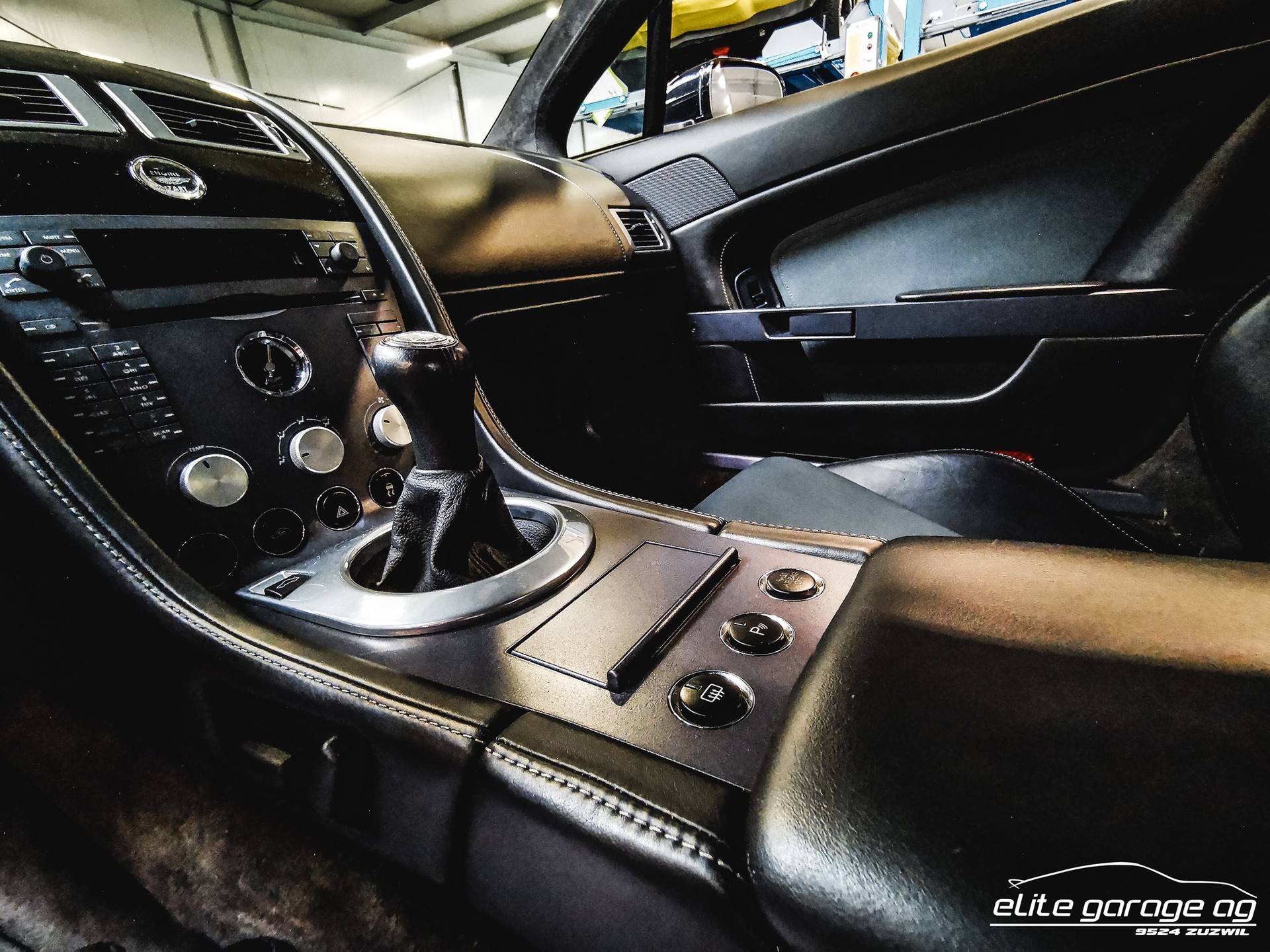 ASTON MARTIN V8 Vantage 4.3-image-12