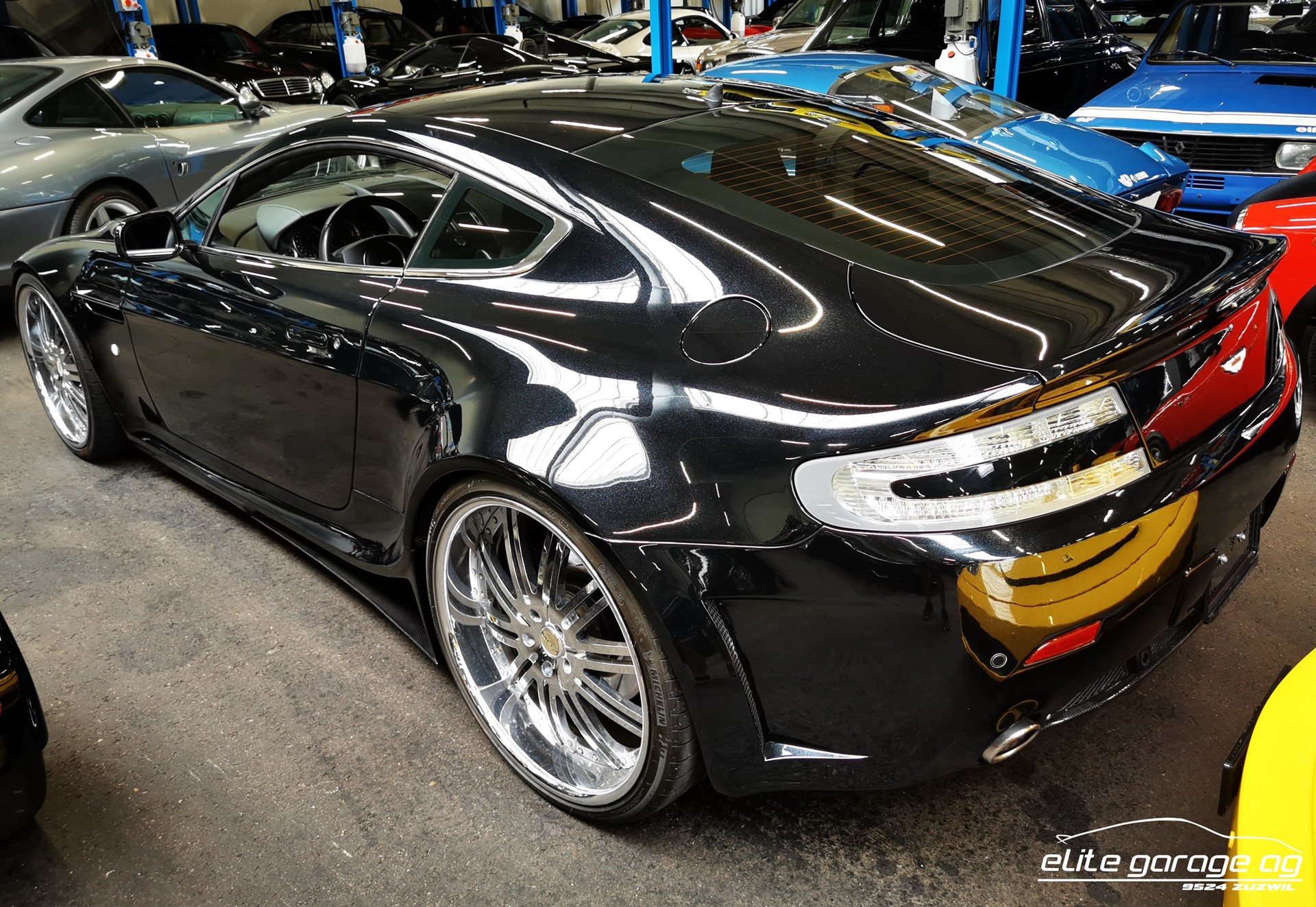 ASTON MARTIN V8 Vantage 4.3-image-3