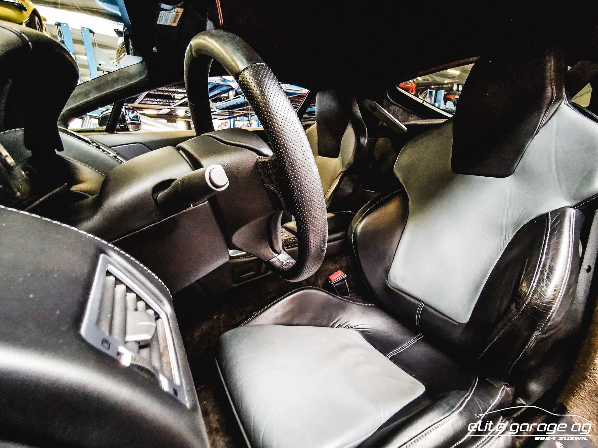 ASTON MARTIN V8 Vantage 4.3-image-7