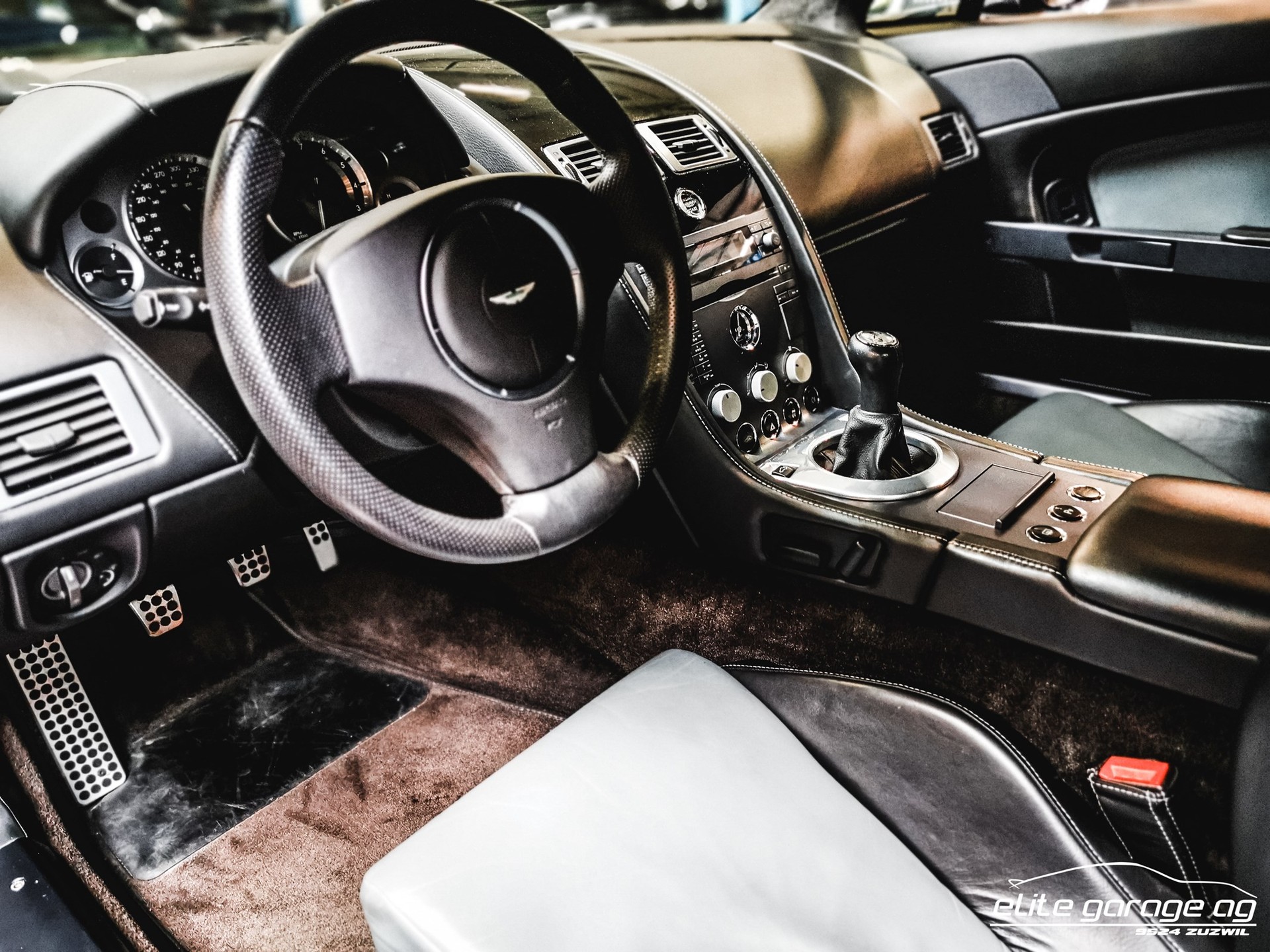 ASTON MARTIN V8 Vantage 4.3-image-9
