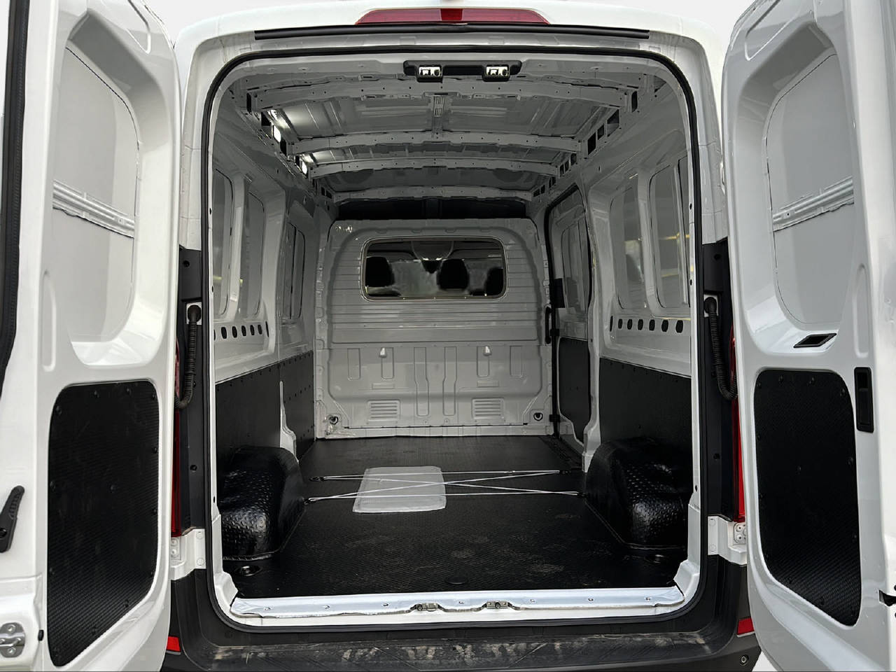 MAXUS Deliver 9 Kaw. L3H2 2.0 TD Base-image-13