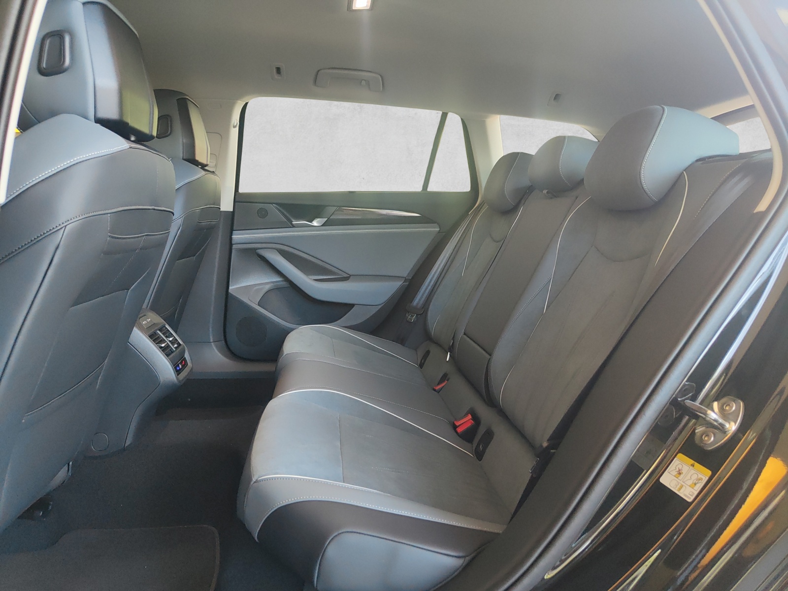 VW Passat Variant 1.5 TSI evo2 Plug-In- Hybrid Business DSG-image-7