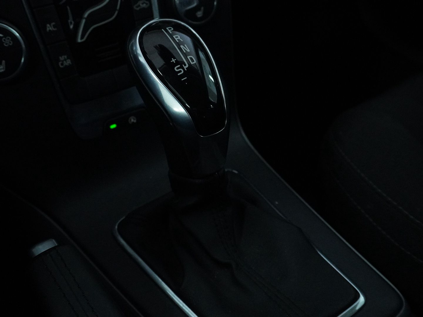 VOLVO V40 D2 Kinetic Powershift-image-9