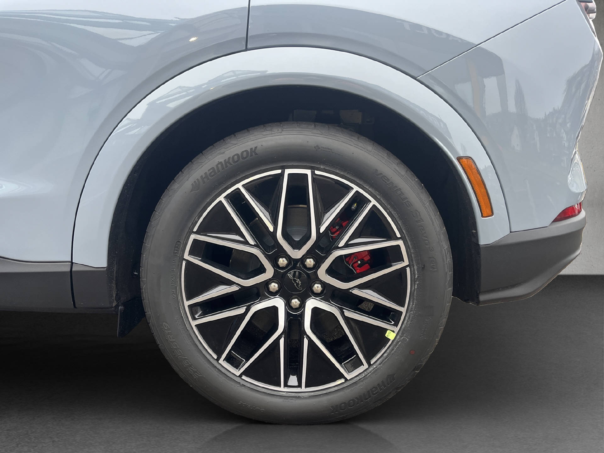 FORD Mustang Mach-E Premium AWD-image-23