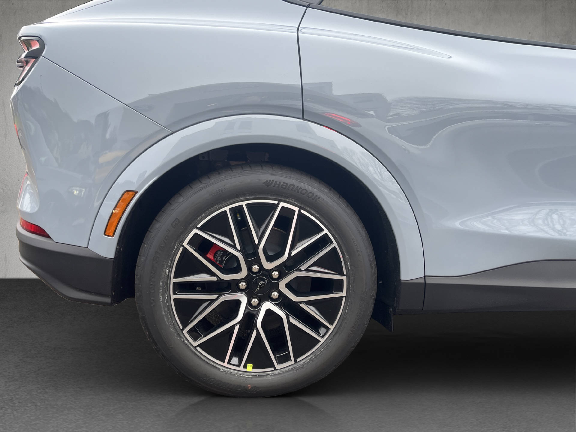 FORD Mustang Mach-E Premium AWD-image-24