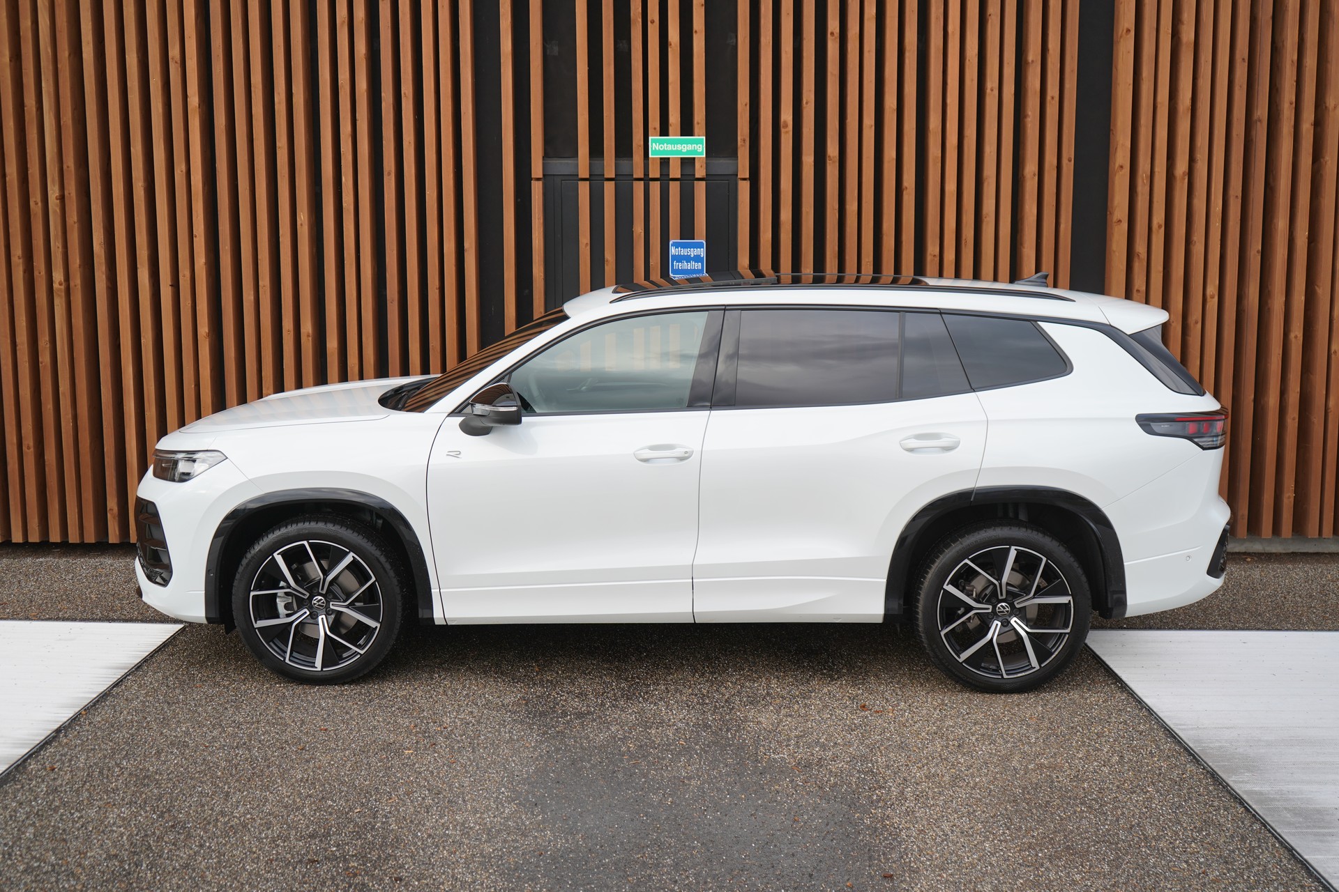 VW TAYRON 2.0 TSI R-LINE BLACK DSG 4MOTION l 204 PS-image-5