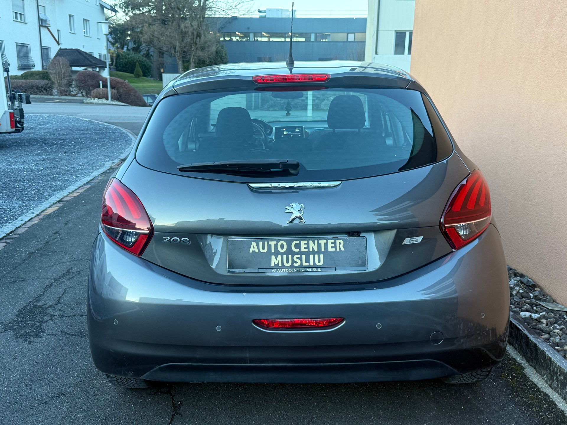 PEUGEOT 208 1.2 PureTech Style-image-4