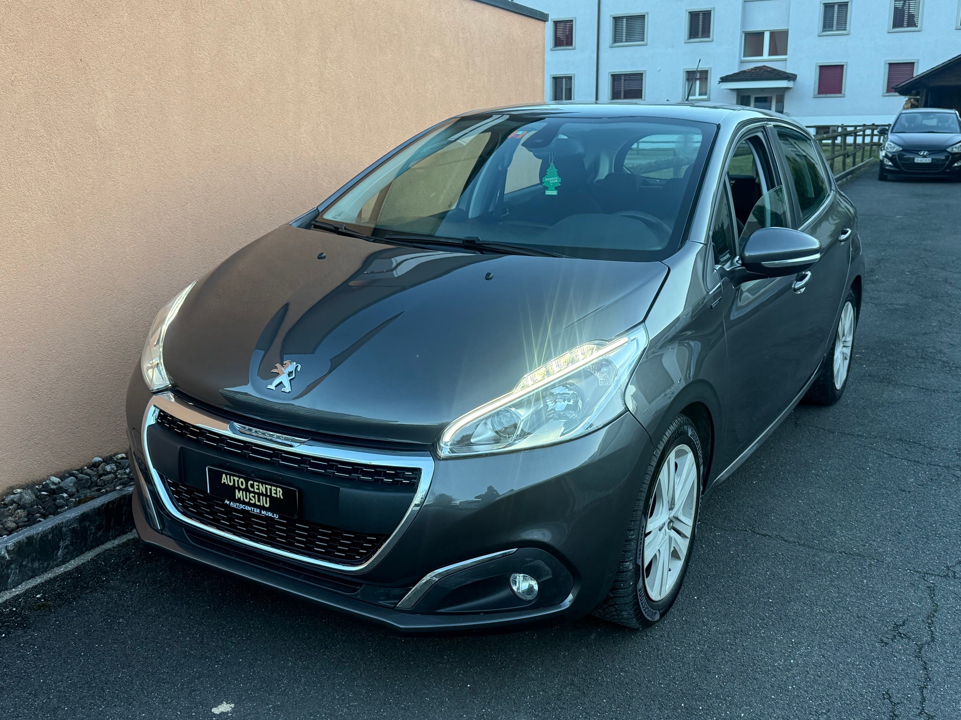 PEUGEOT 208 1.2 PureTech Style-image-1