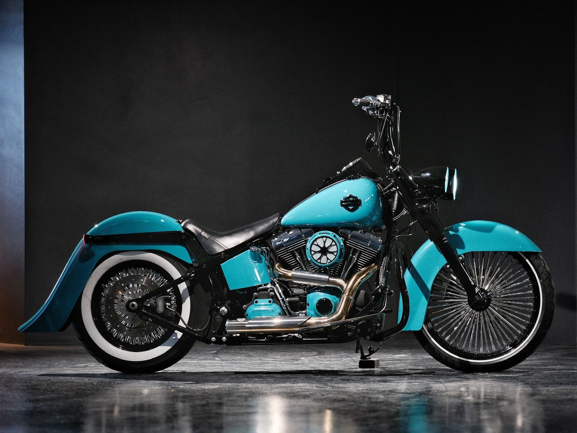 HARLEY-DAVIDSON FLSTN Softail Deluxe ABS-showroom-element-1