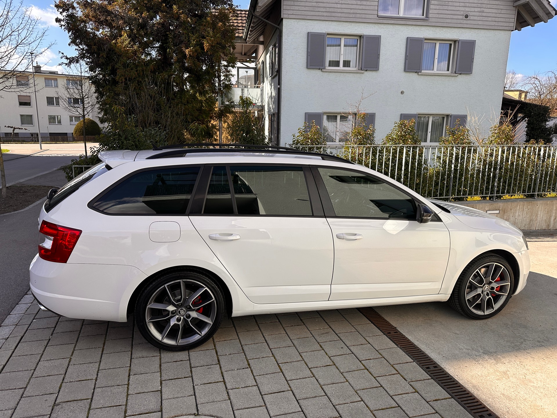 SKODA Octavia Combi 2.0 TSI RS DSG-image-3