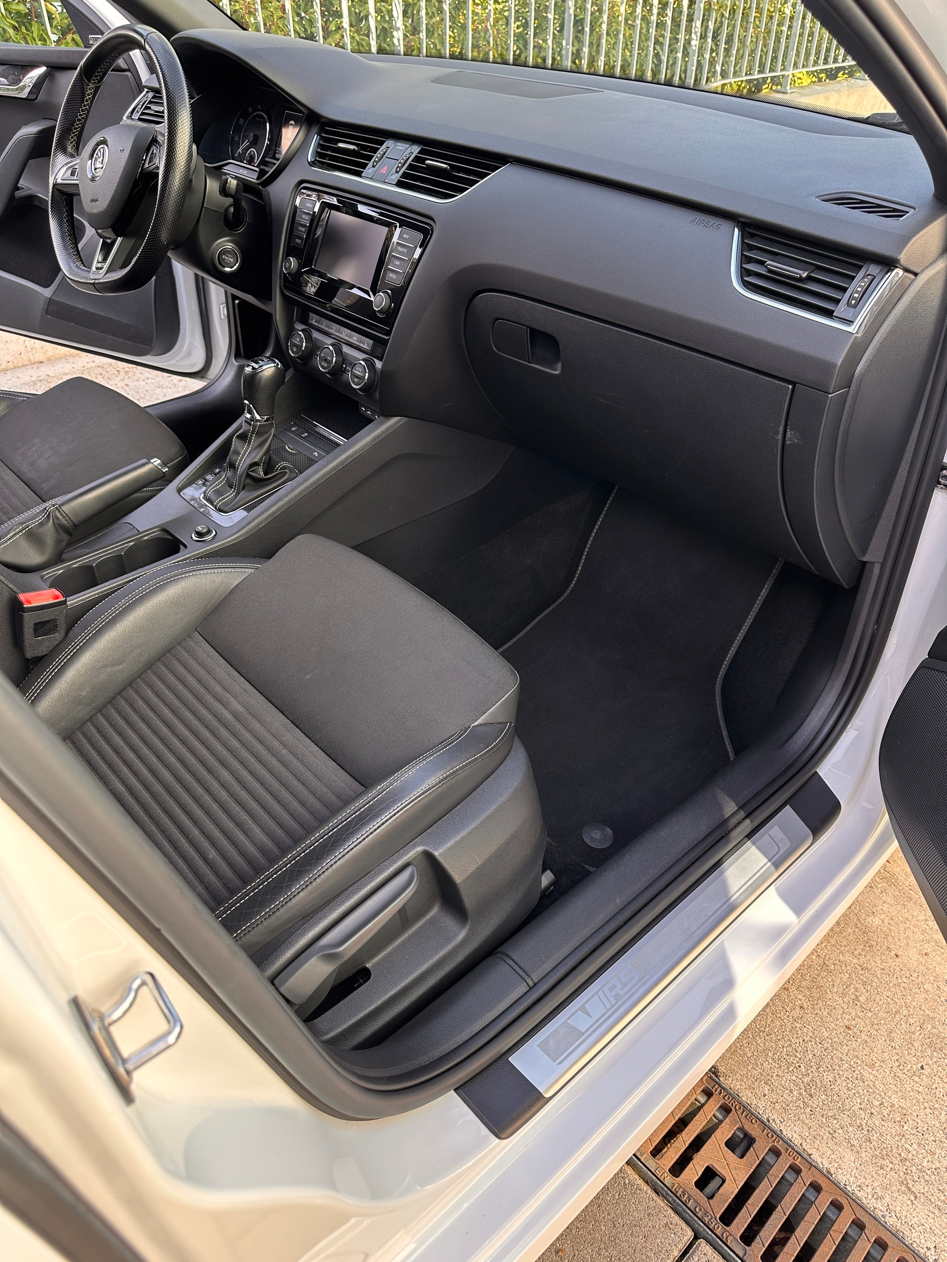 SKODA Octavia Combi 2.0 TSI RS DSG-image-13