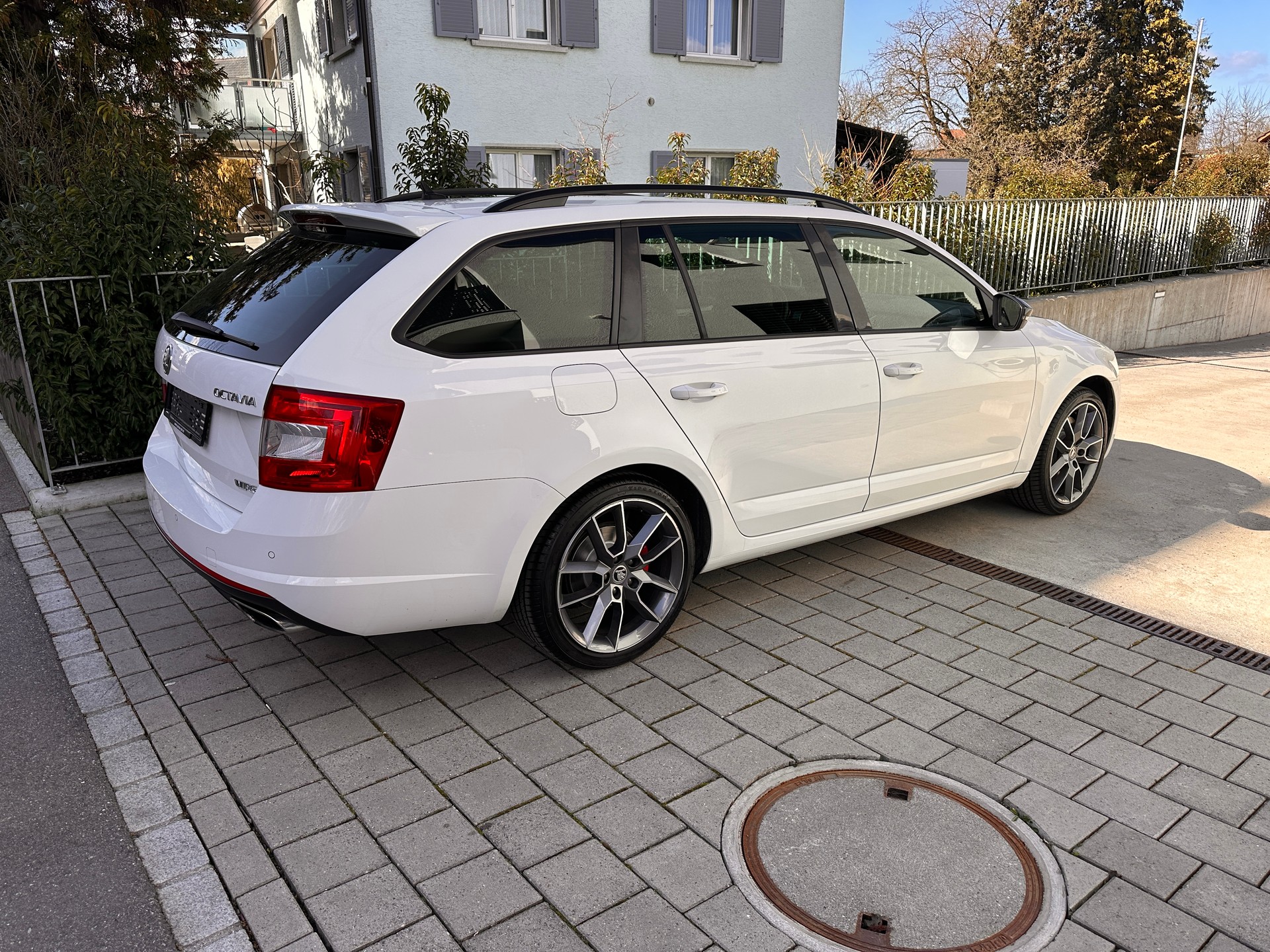 SKODA Octavia Combi 2.0 TSI RS DSG-image-4