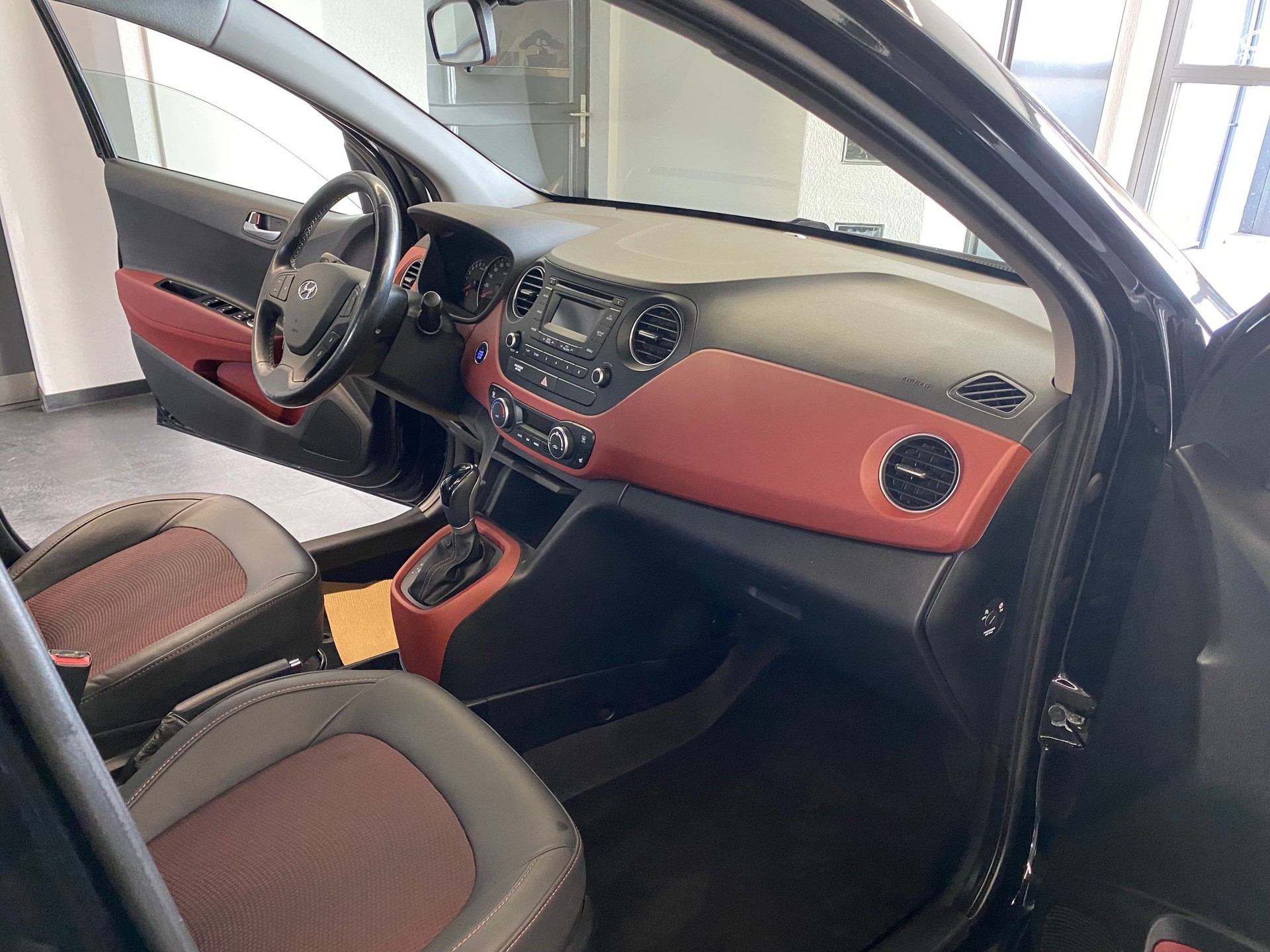 HYUNDAI i10 1.2 Vertex Automatic 1.Hand erst Km 11'500-image-6