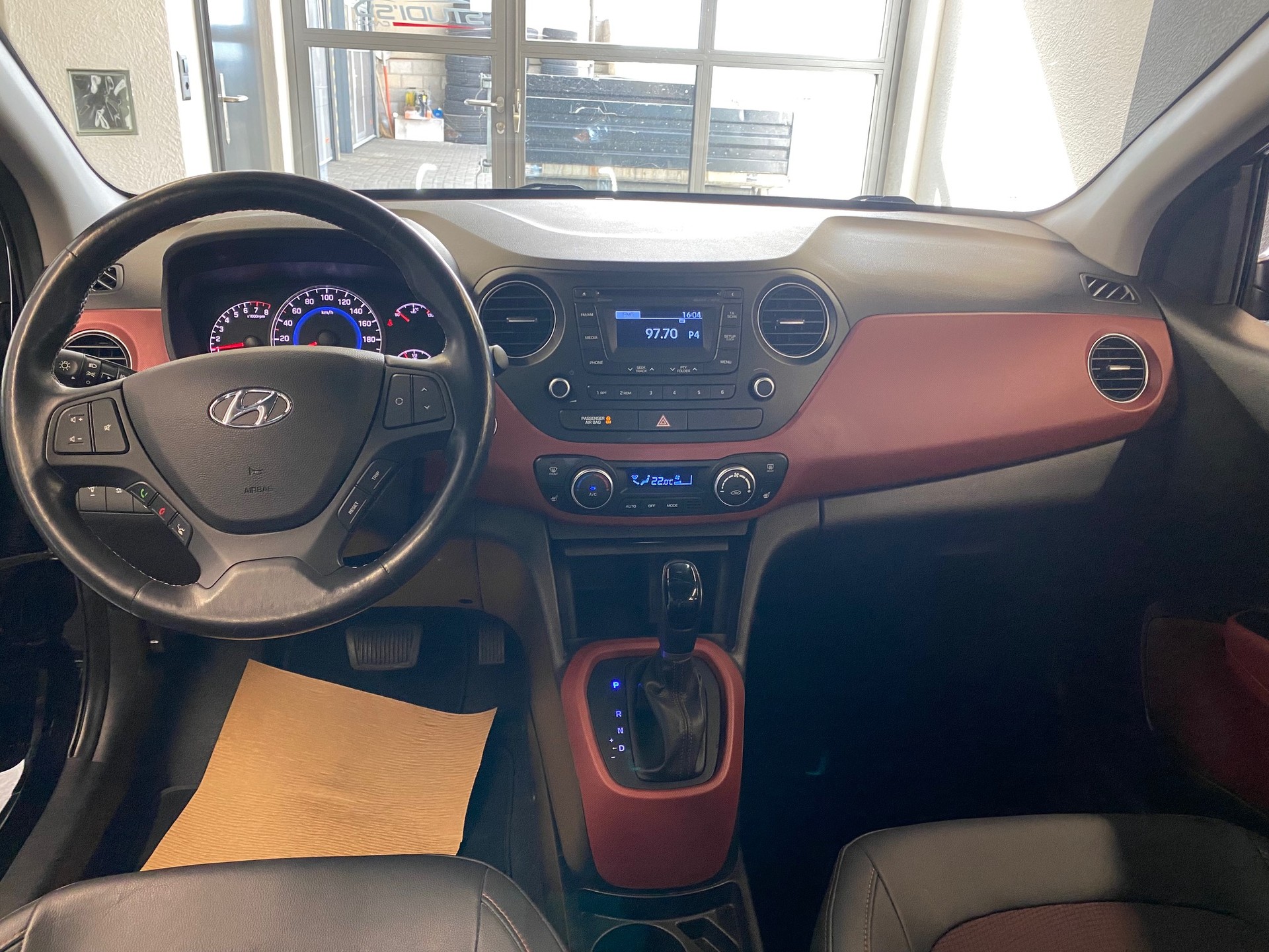 HYUNDAI i10 1.2 Vertex Automatic 1.Hand erst Km 11'500-image-4