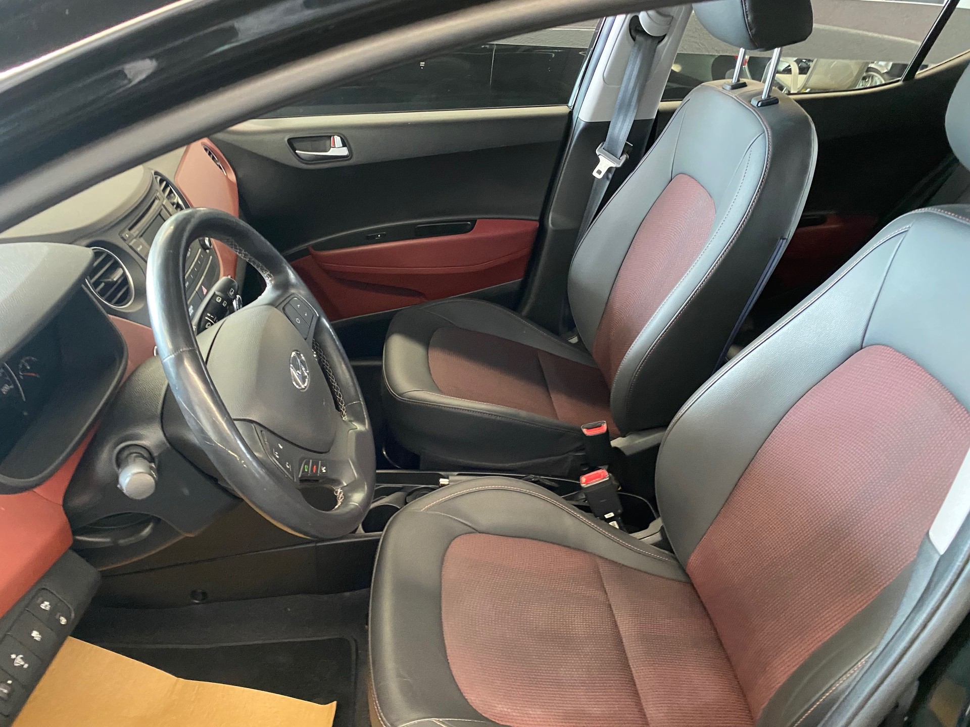 HYUNDAI i10 1.2 Vertex Automatic 1.Hand erst Km 11'500-image-5