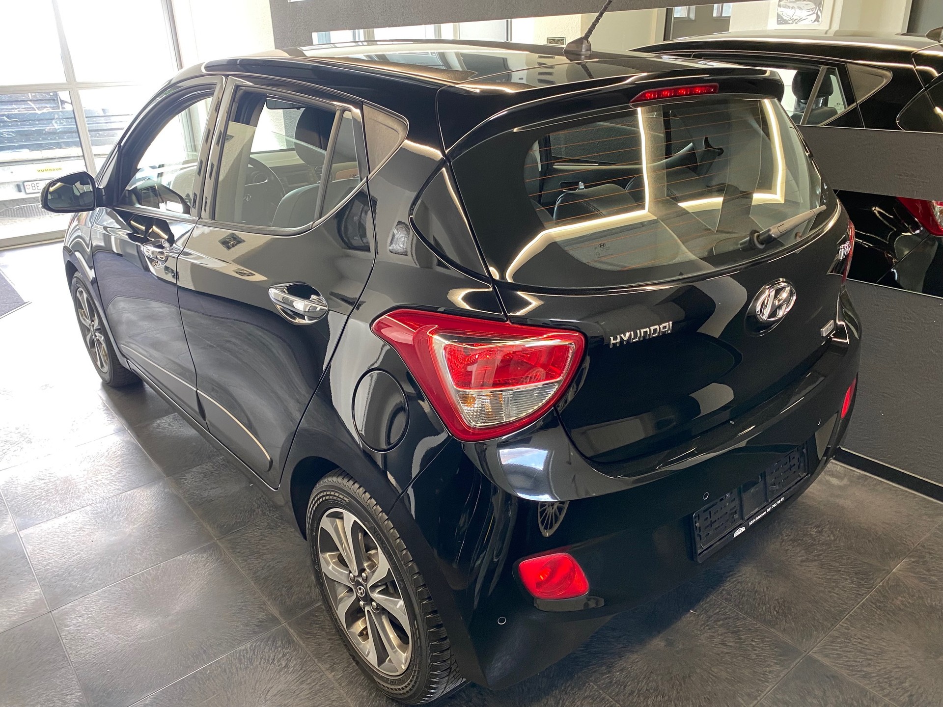HYUNDAI i10 1.2 Vertex Automatic 1.Hand erst Km 11'500-image-2
