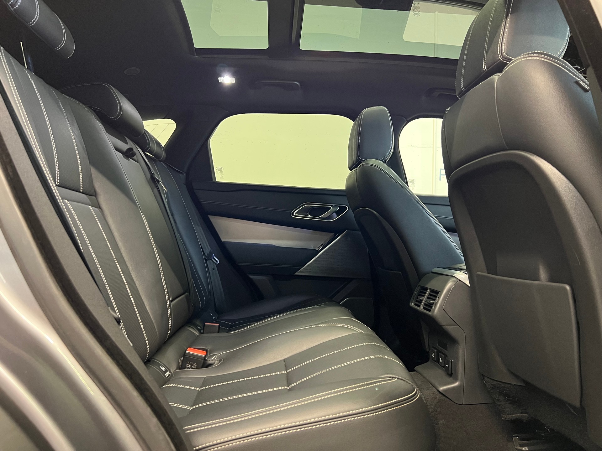 LAND ROVER Range Rover Velar 2.0 T R-Dynamic SE-image-6