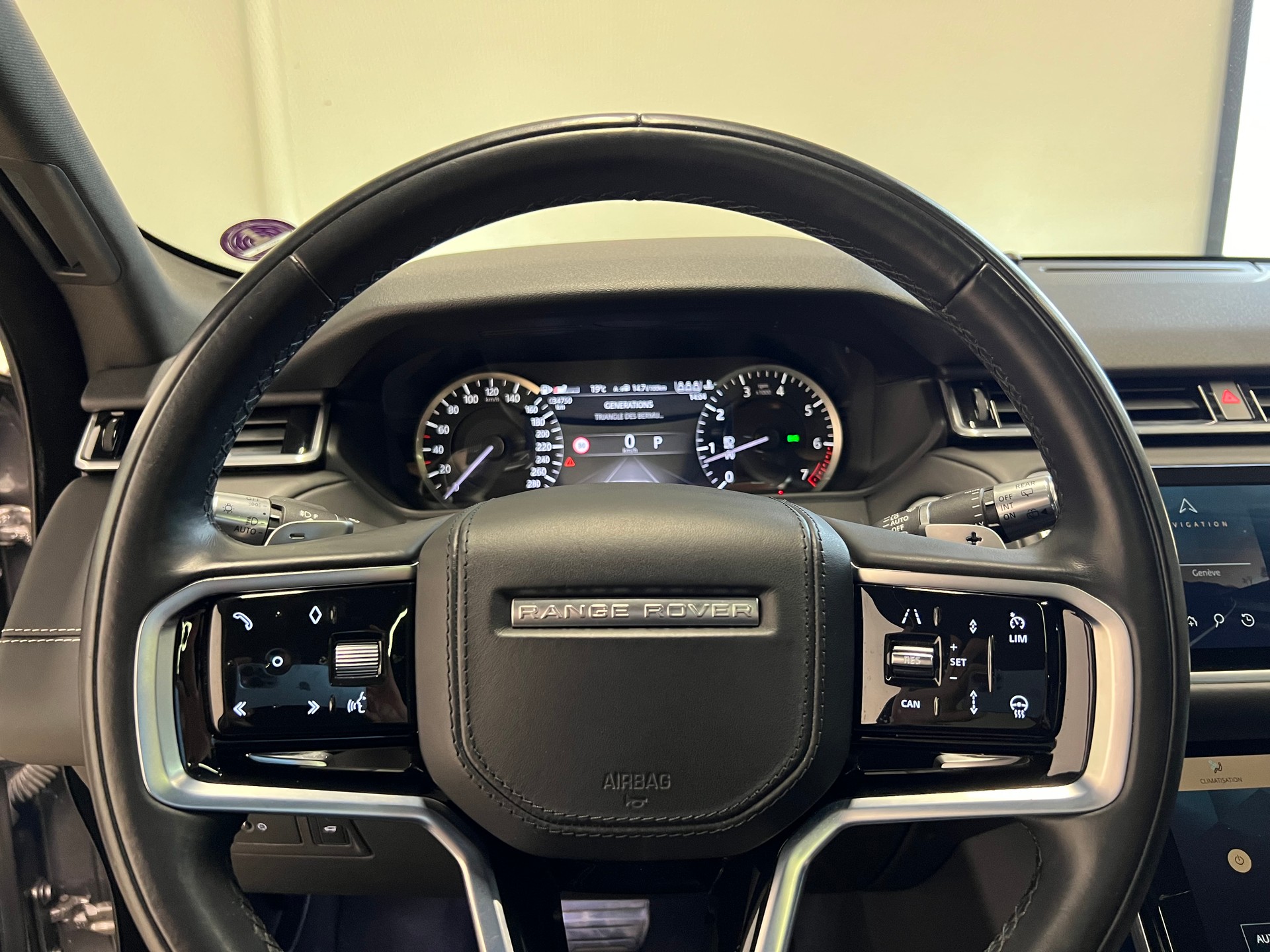 LAND ROVER Range Rover Velar 2.0 T R-Dynamic SE-image-3