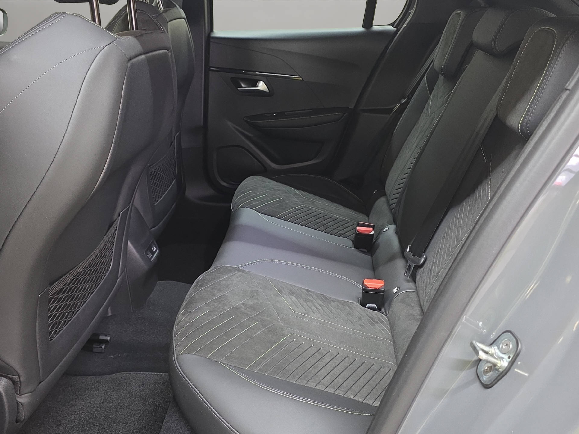 PEUGEOT 208 1.2 Hybrid 145 GT-image-9