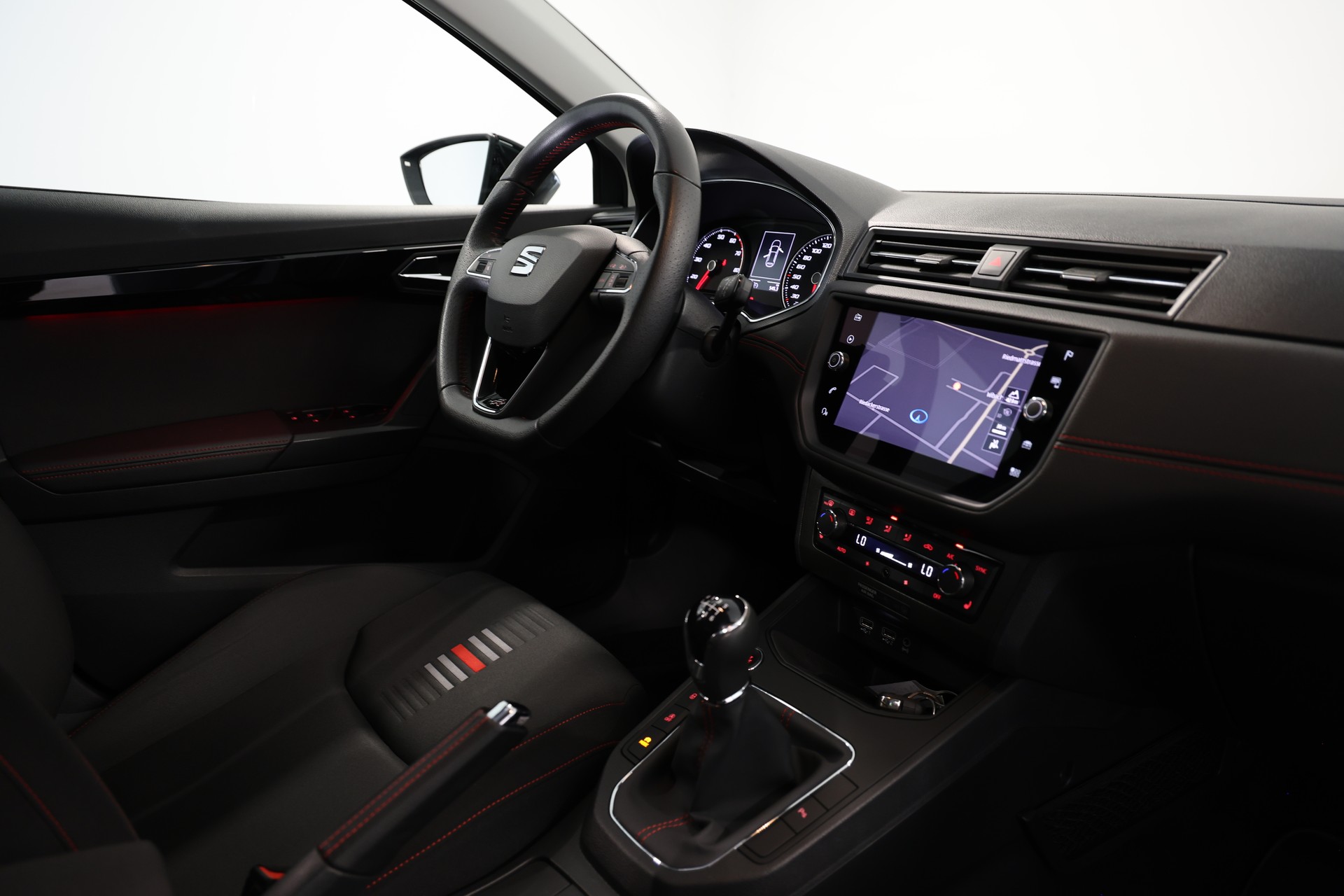 SEAT Ibiza 1.5 TSI EVO Swiss FR-image-12